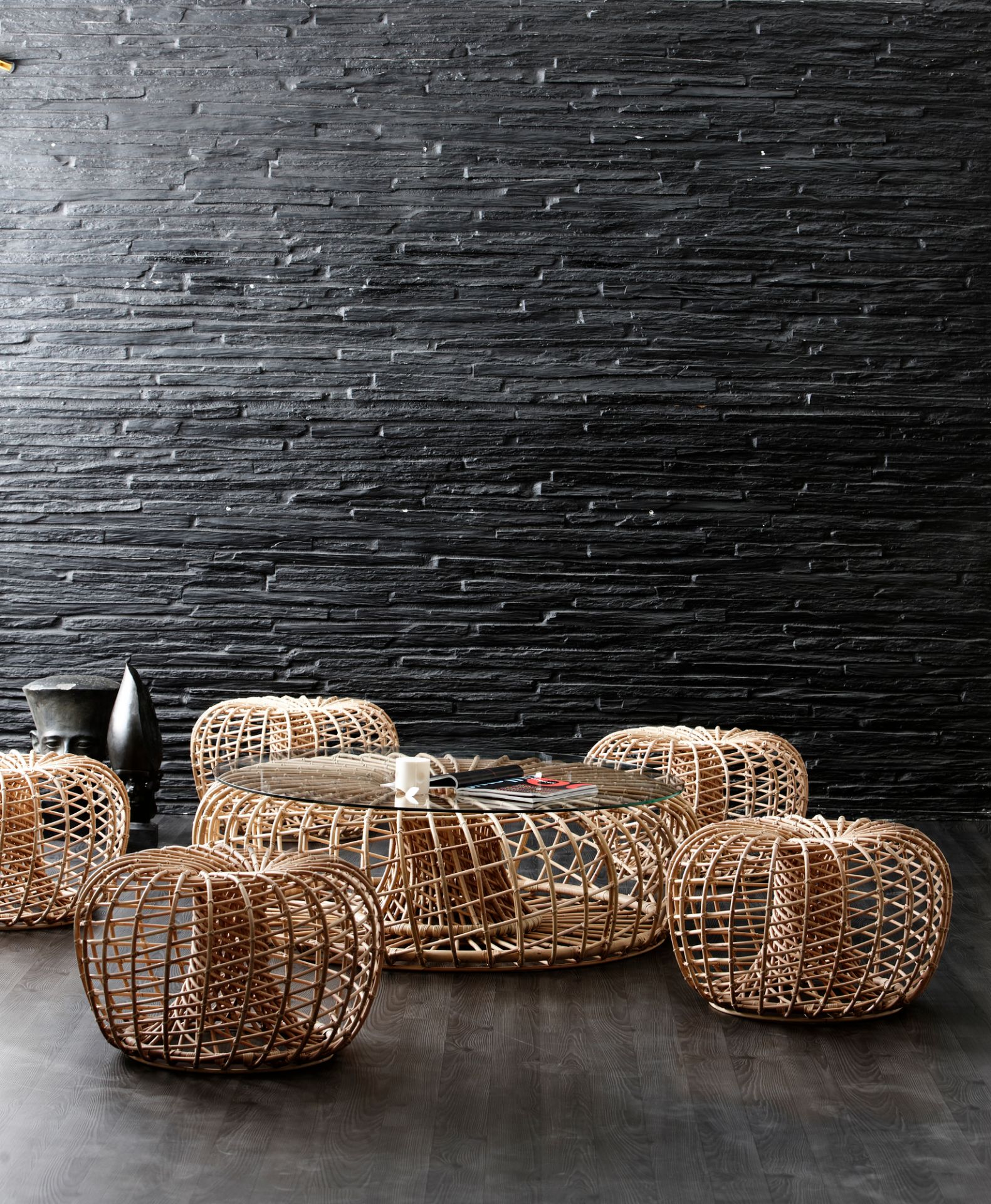 Nest Indoor Hocker von Cane-Line: Großes, hellbraunes Rattan-Hocker Set mit Beistelltisch.