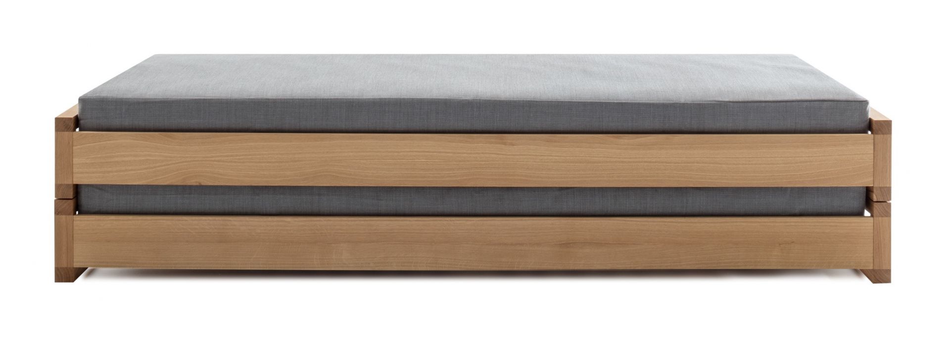 Guest 90 Holzbett aus Eiche mit grauem Kissen, modernes Design für Schlafzimmer.