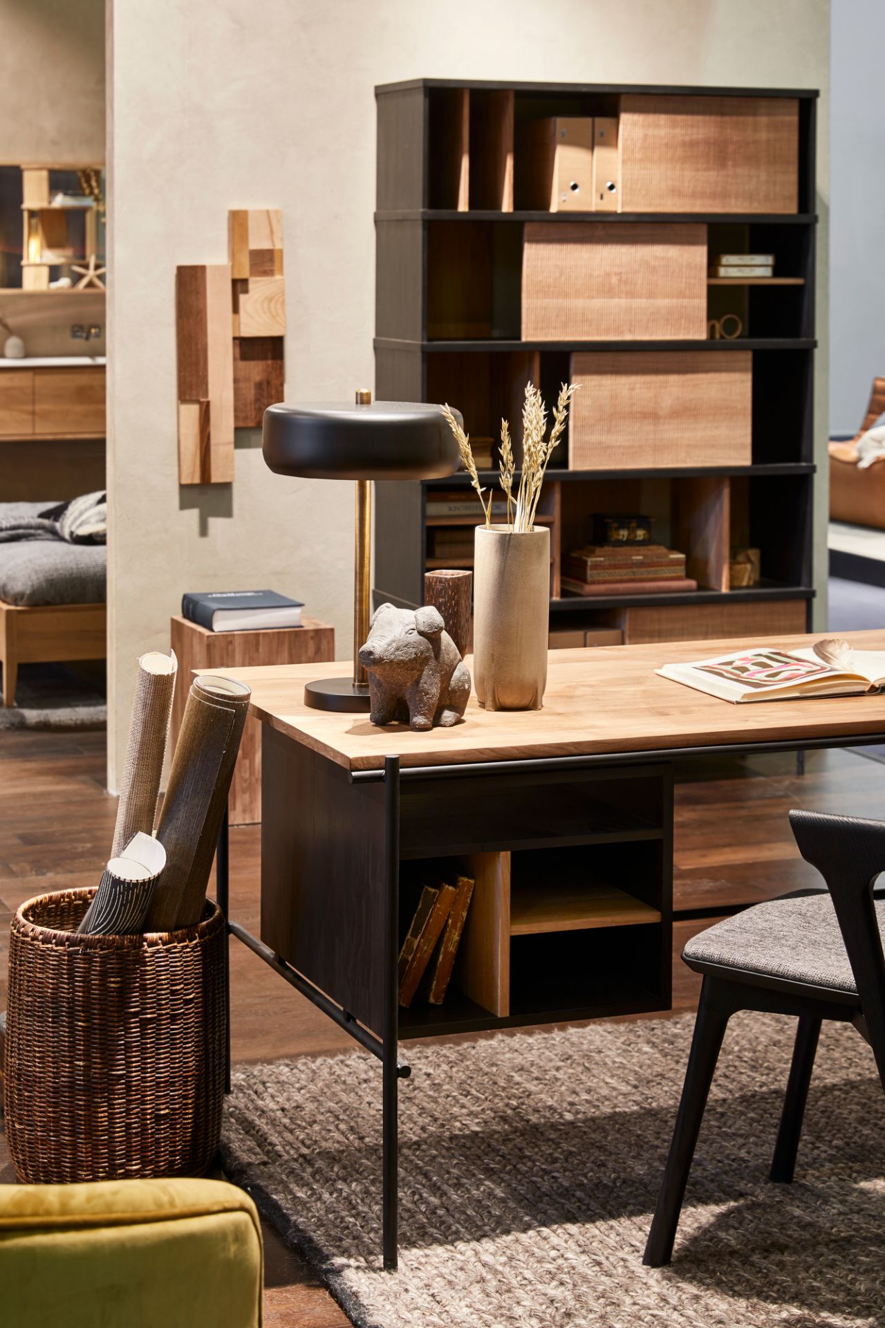 Detailaufnahme: Ethnicraft Regal mit Schiebetüren, Holzschreibtisch, Lampe und Dekoration für stilvolles Wohnen.