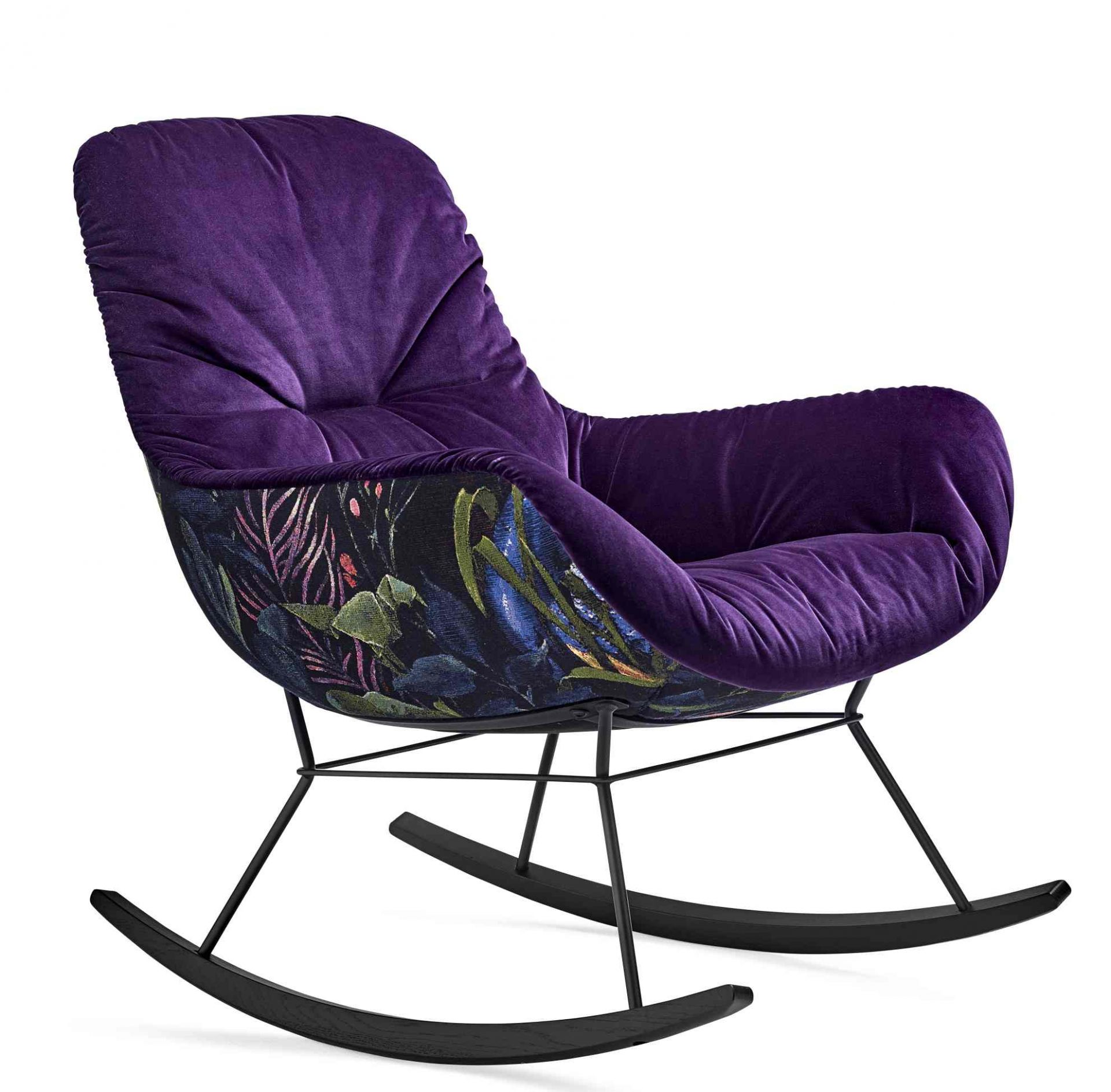 Leya Schaukelsessel mit lila Samtbezug und floralem Muster, Freifrau Manufaktur Design Schaukelstuhl.