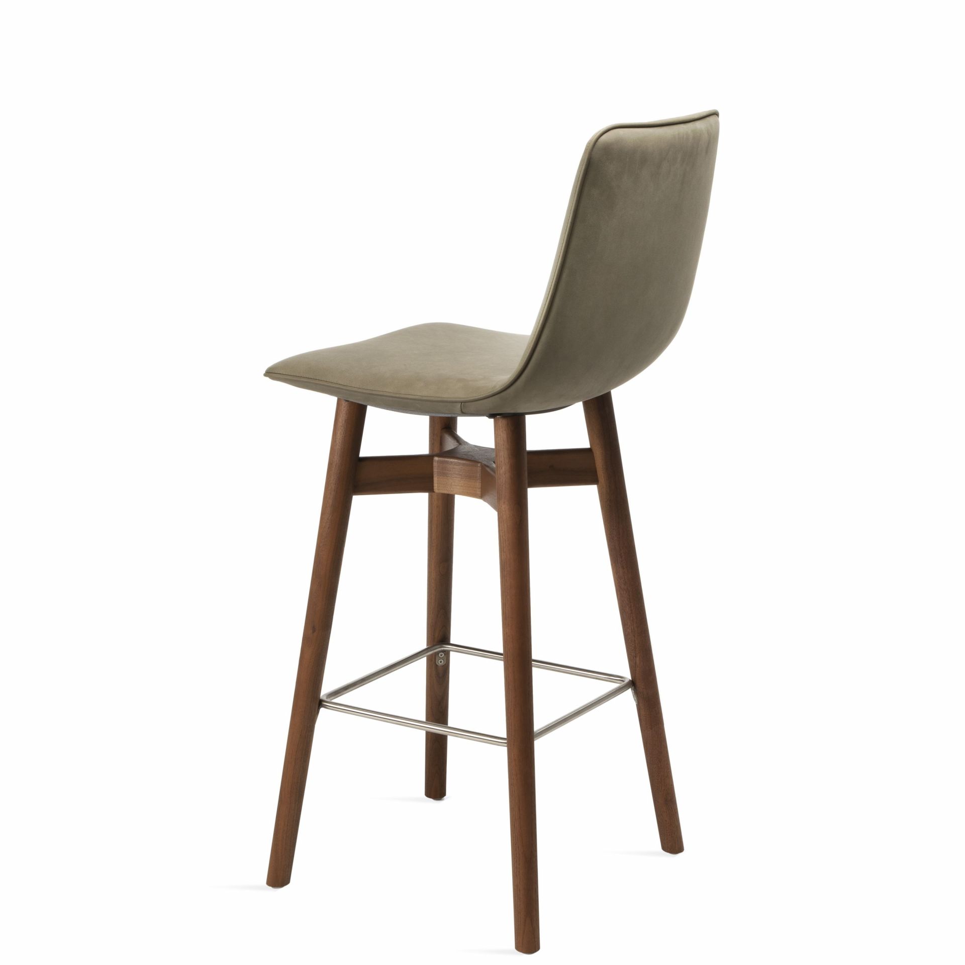 Amelie Thekenhocker mit hoher Rückenlehne, Holzbeinen und Fußstütze aus Metall, von hinten.