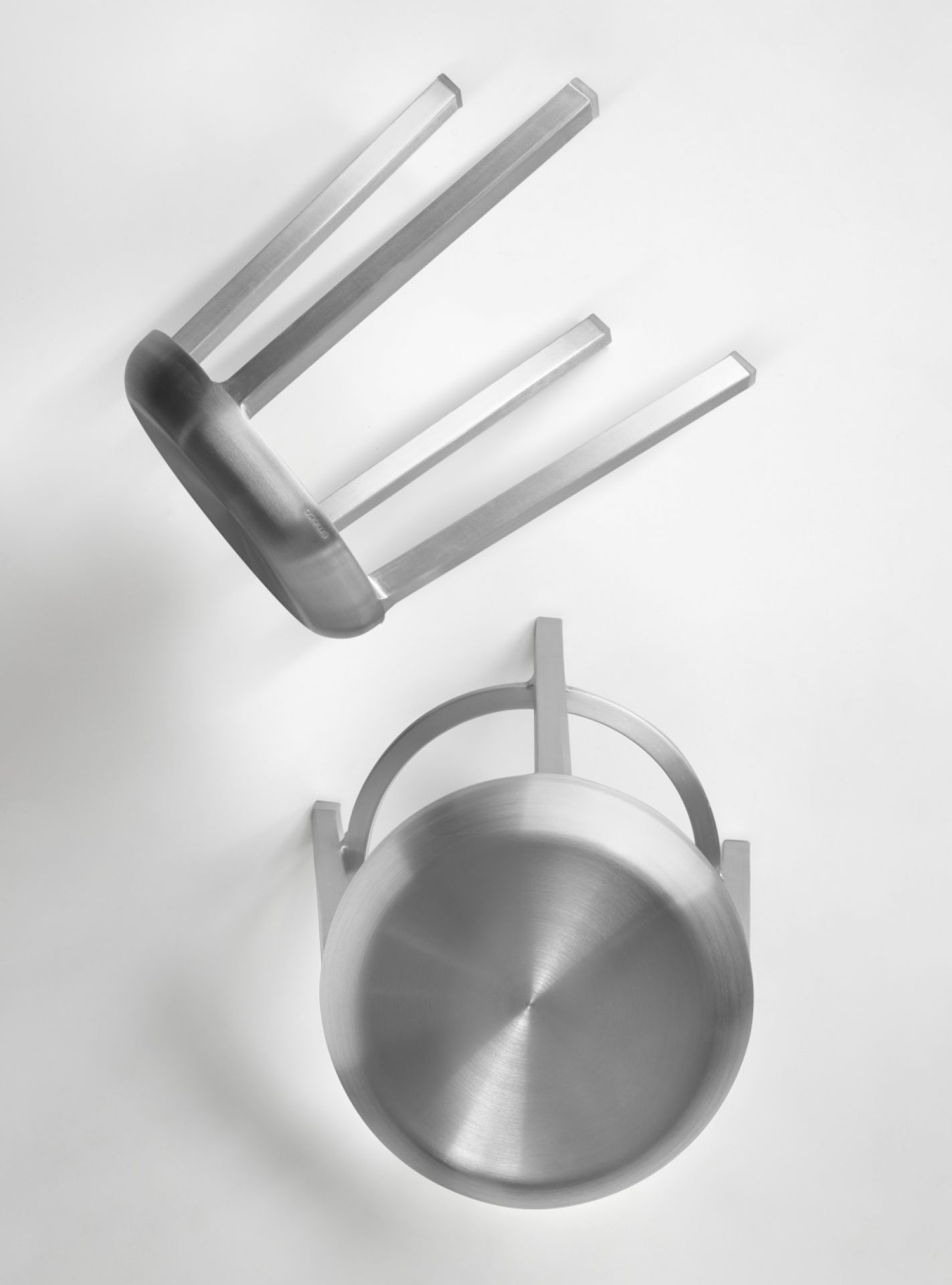 Za Stool Hocker Emeco aus poliertem Aluminium, minimalistisches Design, modernes Möbelstück für stilvolle Einrichtungen.