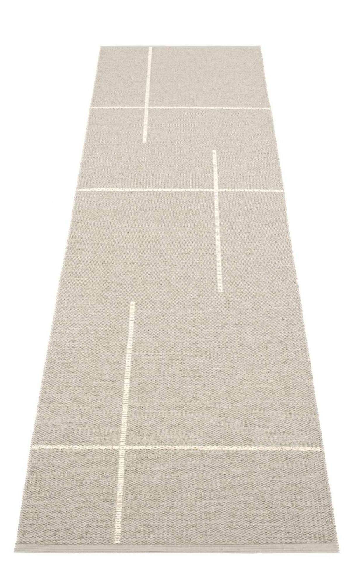 Pappelina Fred Kunststoffteppich Linen, 70x270 cm, hellgrau mit weißen Linien, moderner Teppich für Innenräume.