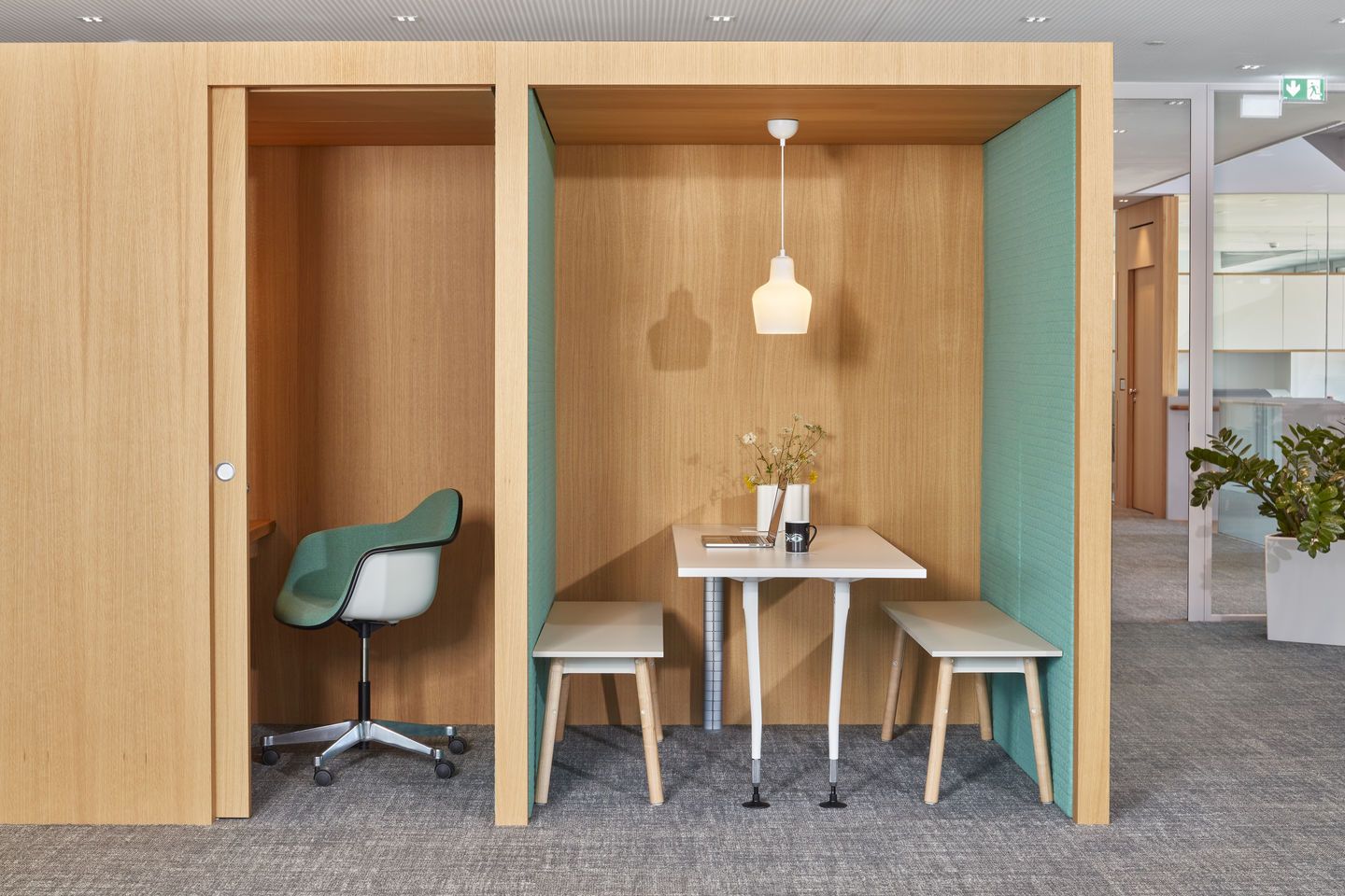 Büro-Arbeitsplatz mit Eames Plastic Arm Chair, vollgepolstert, von Vitra. Moderner Bürostuhl in Grün.