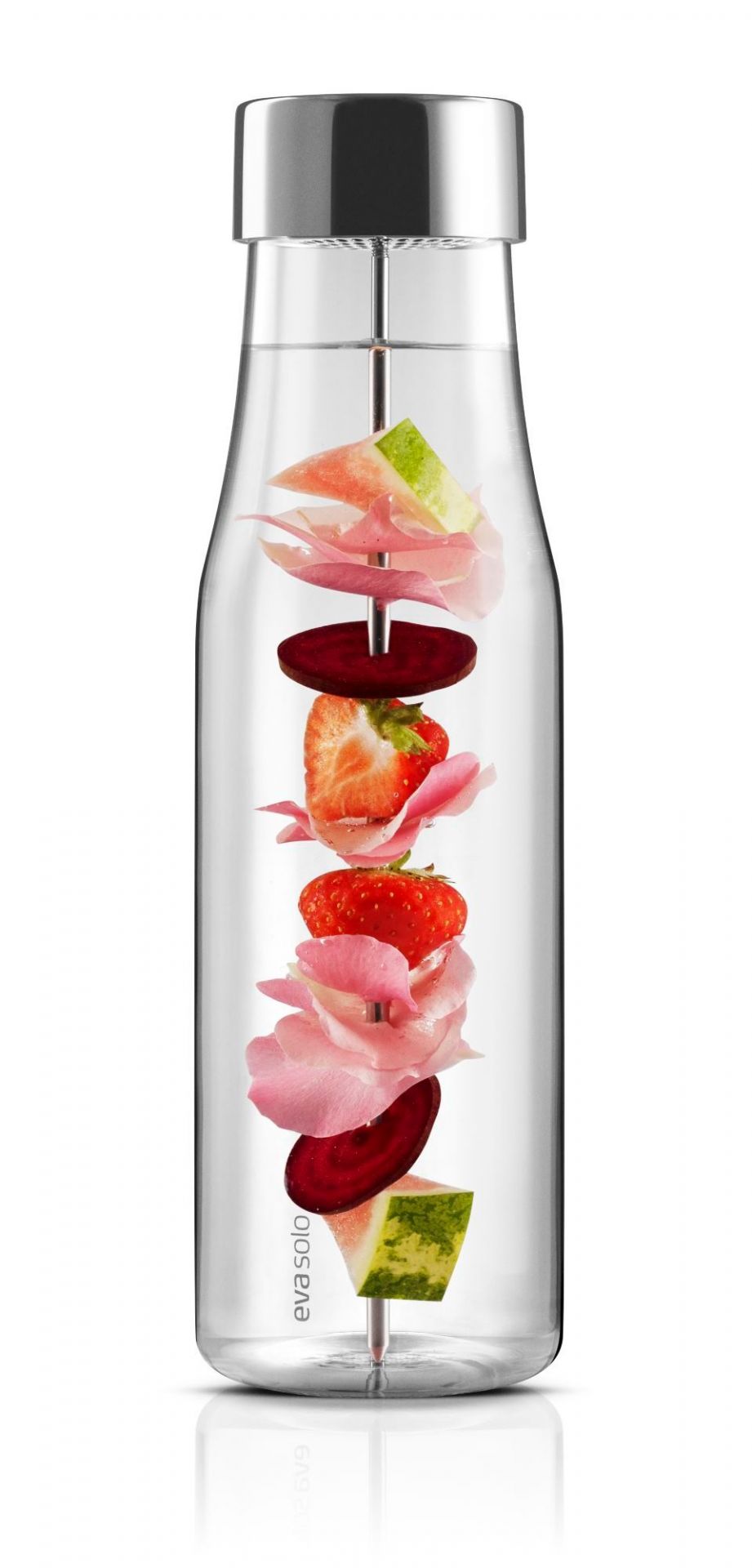 Transparente My Flavour Karaffe von Eva Solo mit Früchten und Blütenblättern aufgespießt. Wasserkaraffe für aromatisiertes Wasser.