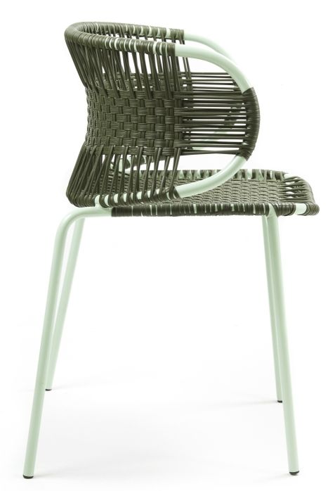 Cielo Armlehnstuhl in Olivegrün und Pastellgrün, stapelbarer Outdoor-Stuhl mit geflochtener Sitzfläche.