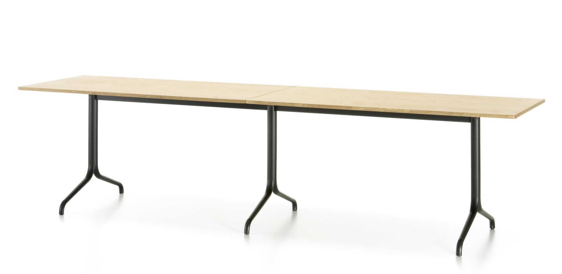 Belleville Table von Vitra: Langer Esstisch mit heller Holzplatte und schwarzem Metallgestell.