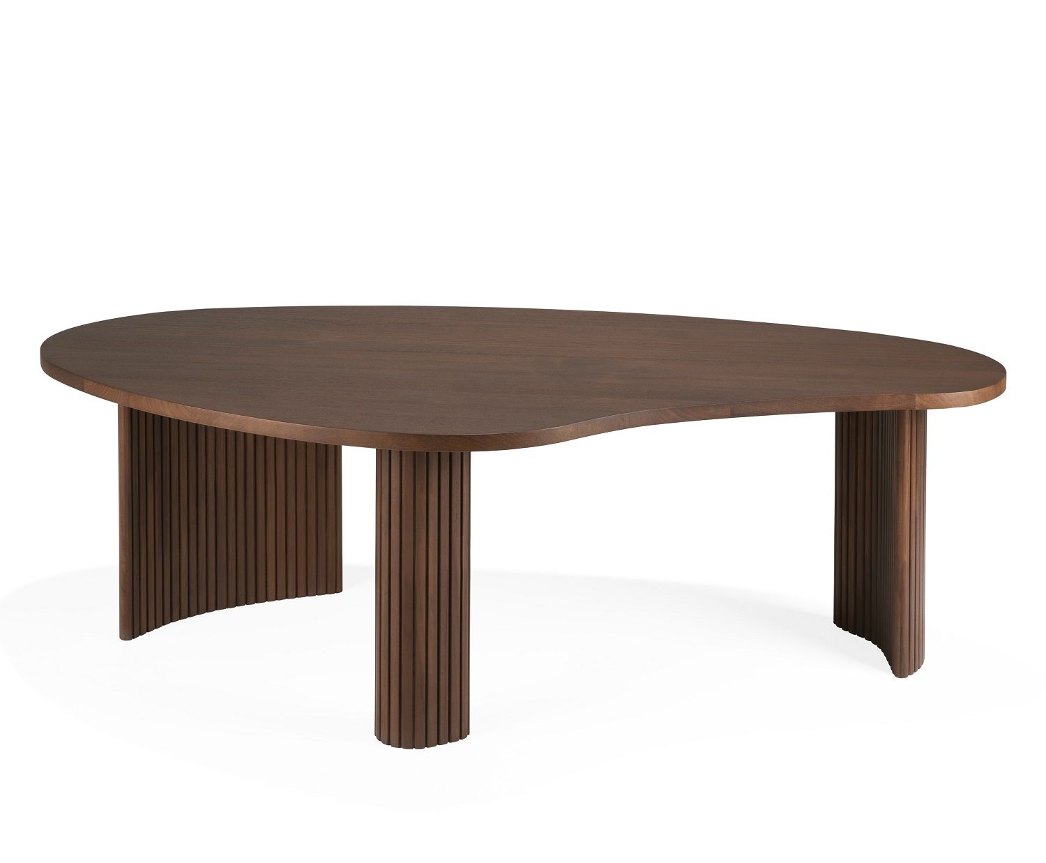 Ethnicraft Couchtisch Boomerang in Kieselform aus dunklem Holz mit geriffelten Beinen.
