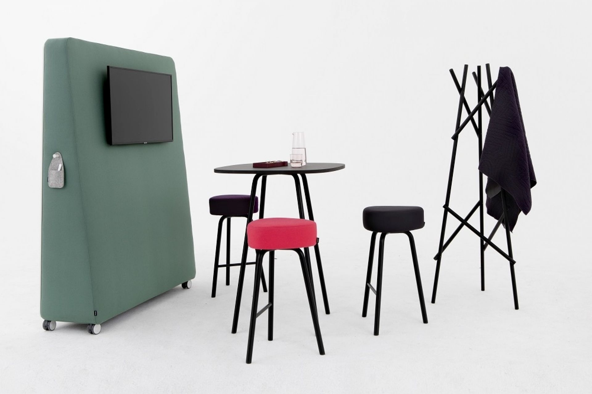 Moderner Kendo Garderobeständer aus Holz, schwarz, mit hängendem Tuch, Teil einer Büroeinrichtung.