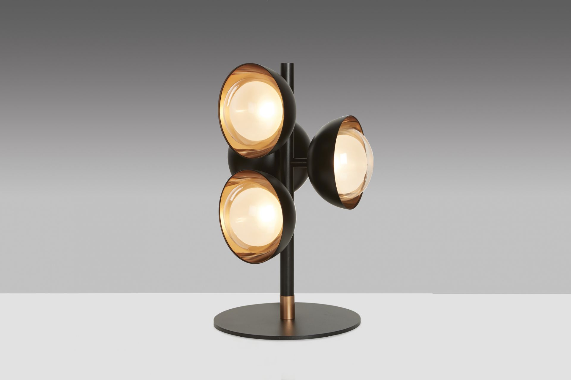 Muse Tischleuchte von Tooy: Moderne Designleuchte mit drei Kugellampen in Schwarz und Gold.