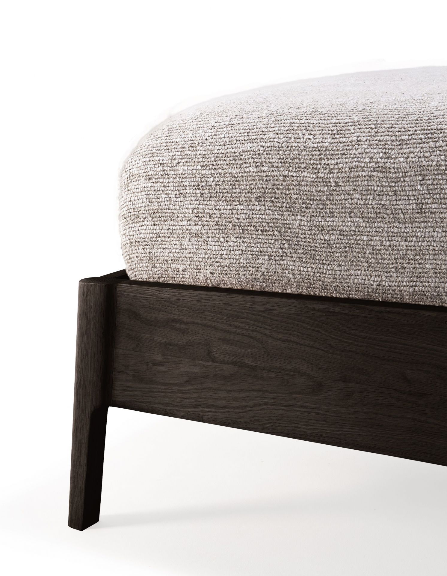 Detailaufnahme vom Ethnicraft Air Bett mit braunem Eichenholzrahmen und hellem Stoffbezug.