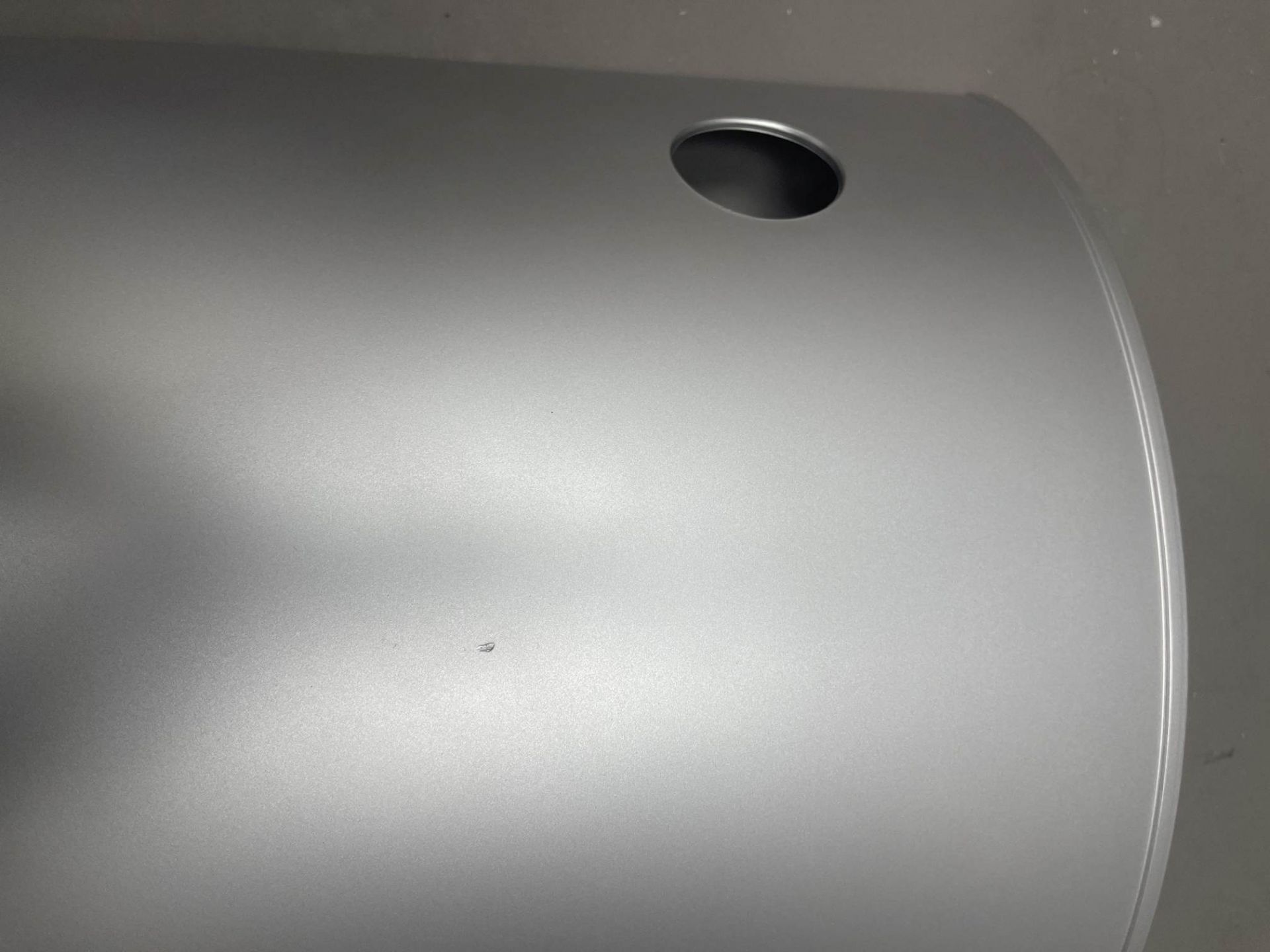 Detailaufnahme: Silbernes Componibili Element (Mängelexemplar) mit Loch, Kartell Aufbewahrungsmöbel.