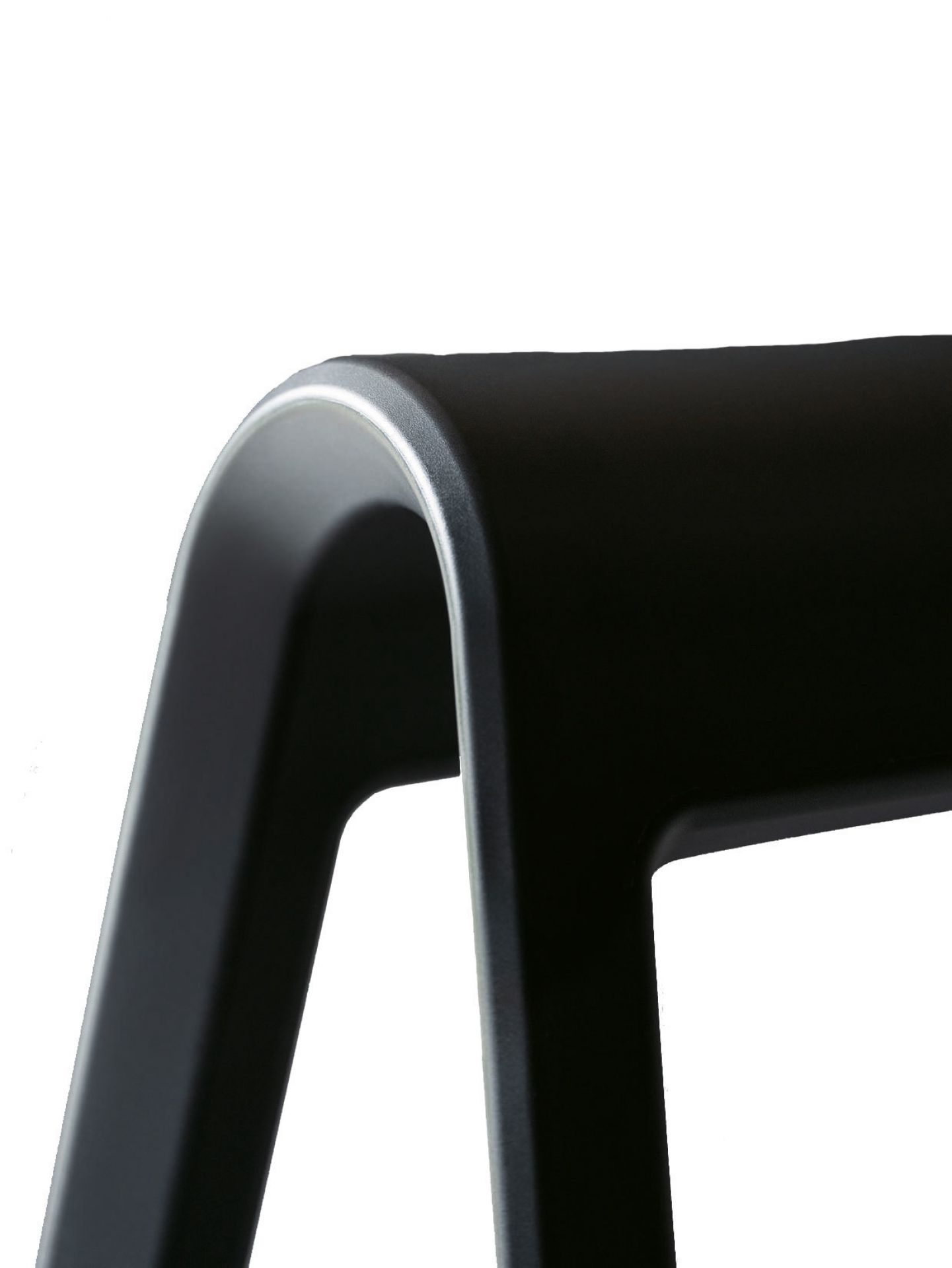 Detailaufnahme: Schwarzer Wilkhahn Sitzbock, ergonomischer Hocker für dynamisches Sitzen im Büro.