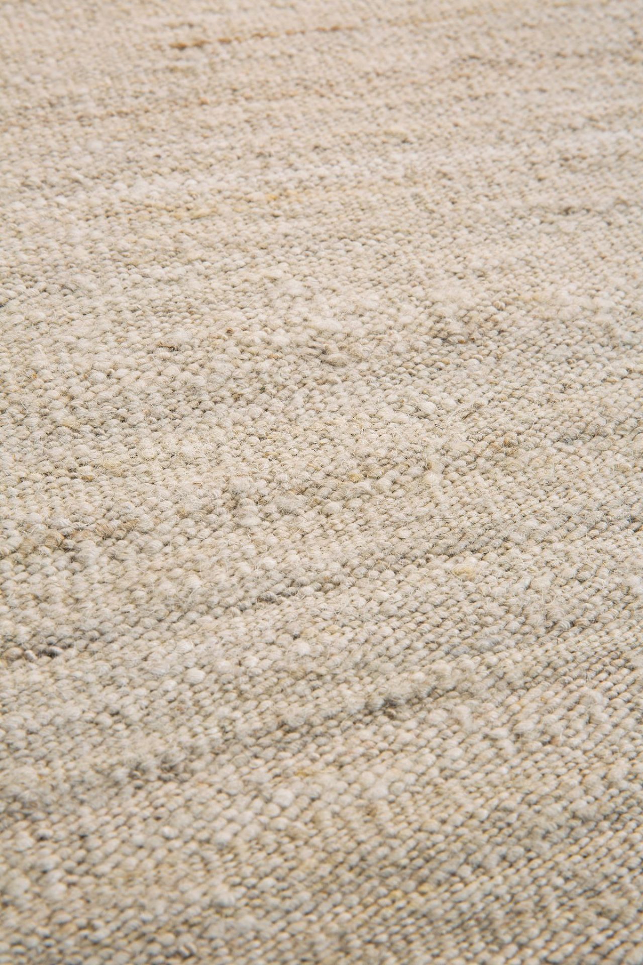 Detailaufnahme des beigen Sand Nomad Kilim Teppichs von Ethnicraft (B 250) mit ethnischer Textur.