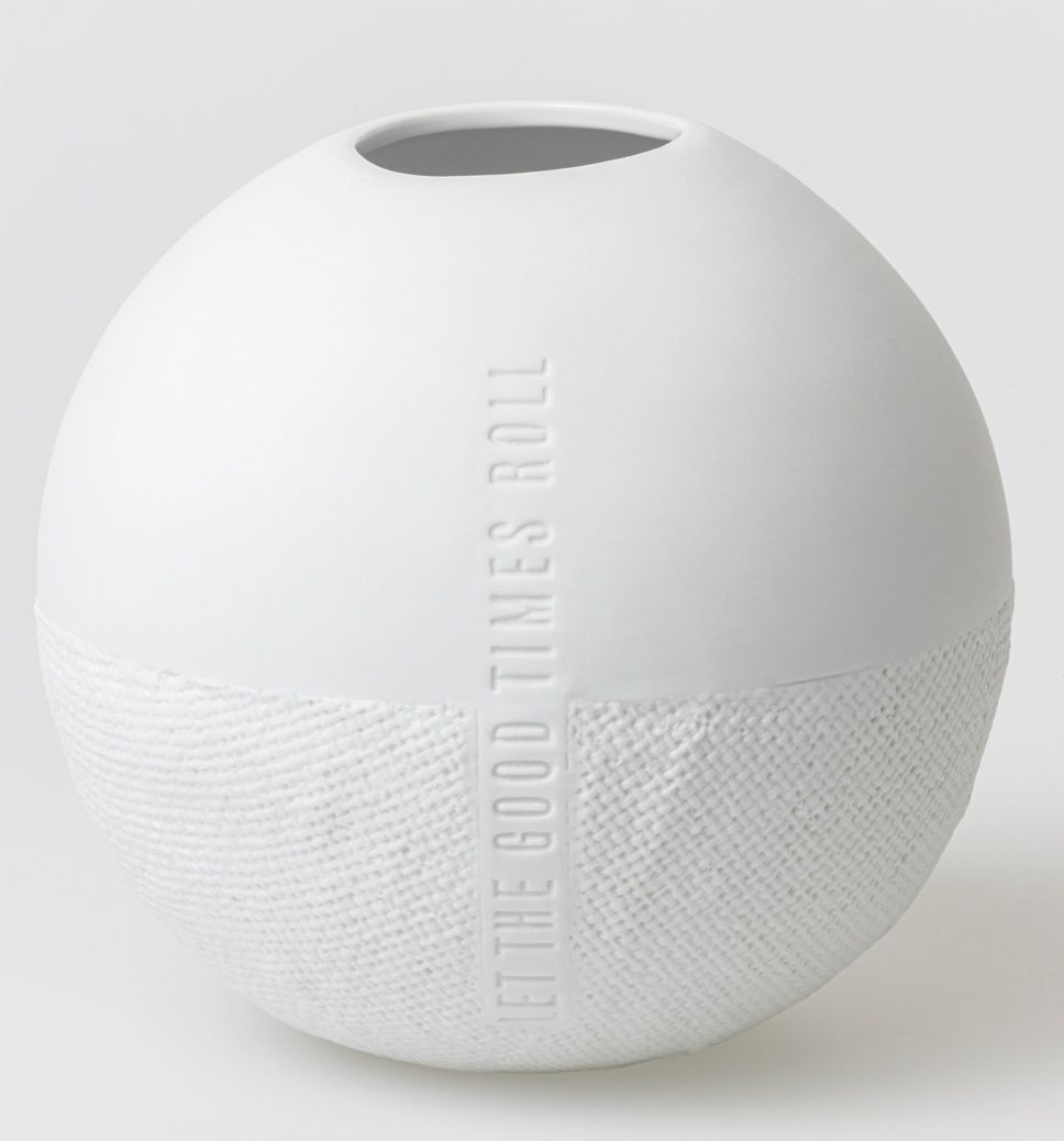 Weiße, runde Vase mit Textur und Aufschrift "Let the Good Times Roll" von Räder.