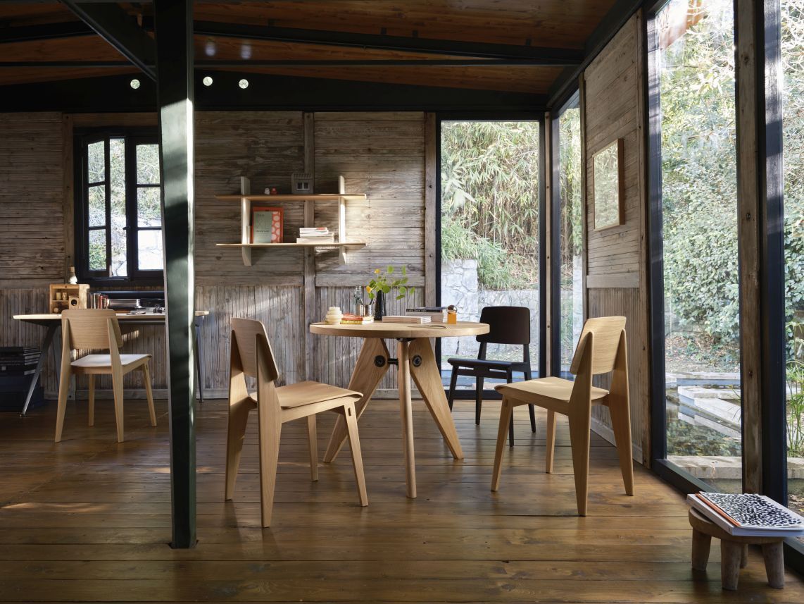 Innenaufnahme mit Vitra Wandregal aus Eiche natur, kombiniert mit passenden Holzmöbeln.