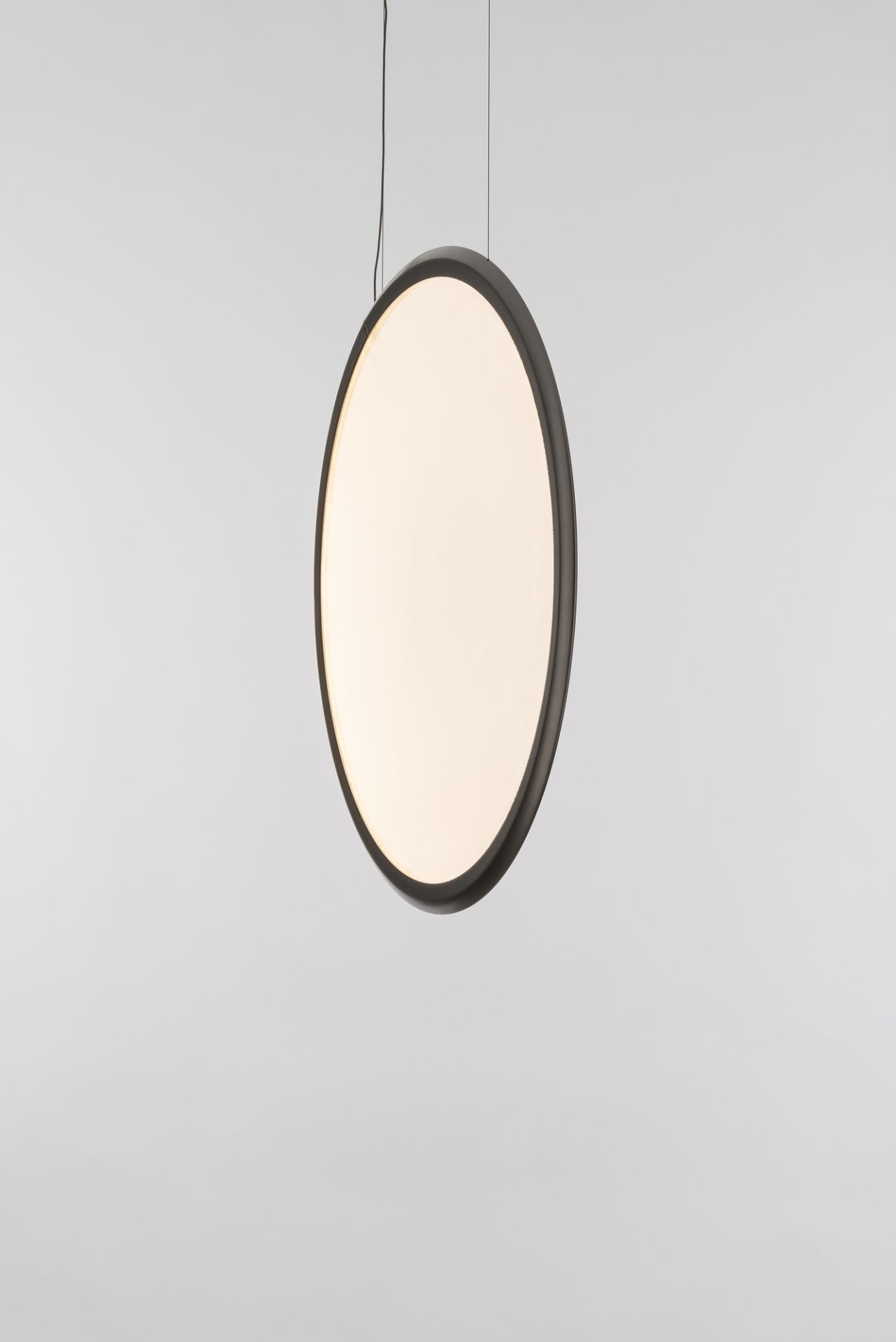 Discovery Vertical 70 Pendelleuchte von Artemide: Runde Hängeleuchte aus Aluminium mit warmweißem Licht.