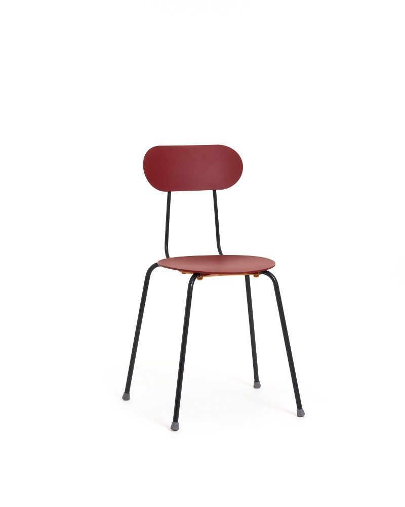 Mariolina Stuhl von Magis, stapelbarer Designstuhl mit roter Sitzfläche und schwarzem Gestell.