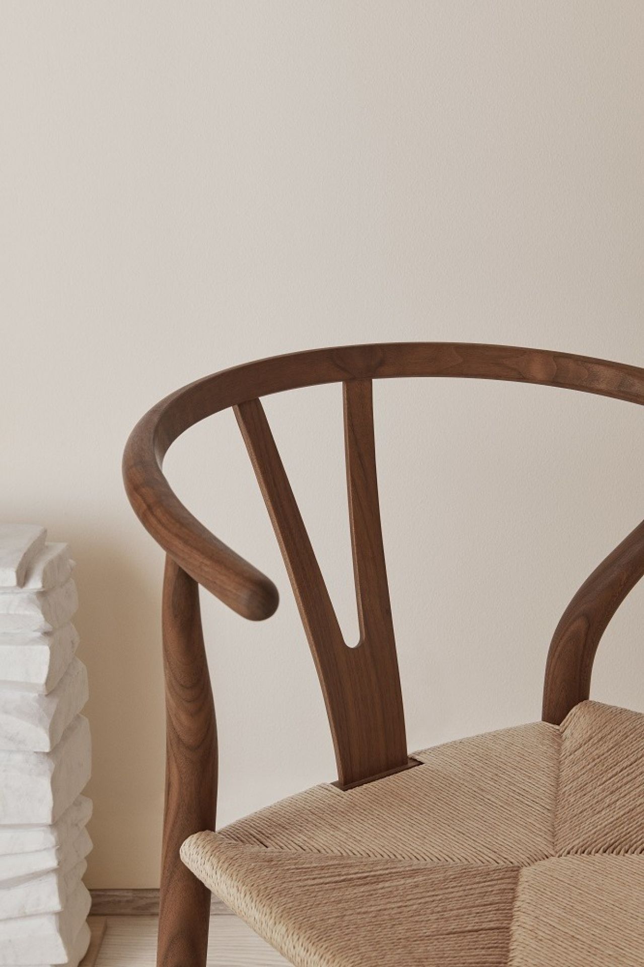 Detailaufnahme des CH24 Wishbone Chair von Carl Hansen & Søn in Räucheröl mit Papierkordel.