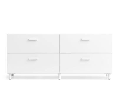 Weiße Relief Kommode von String Furniture mit vier Schubladen und niedrigen Beinen.