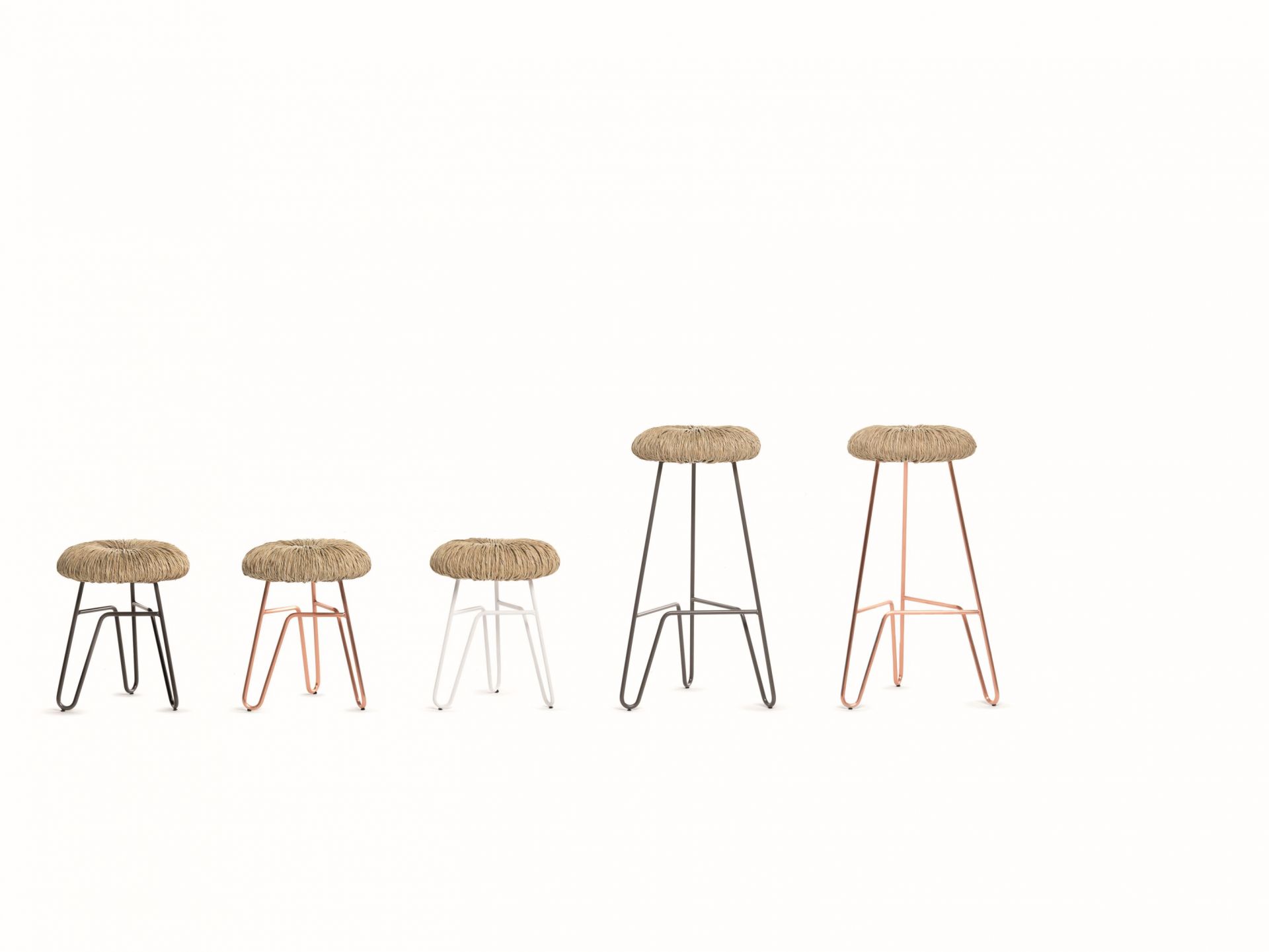 Bild von mehreren Mogg Donut Hockern in verschiedenen Höhen und Farben.