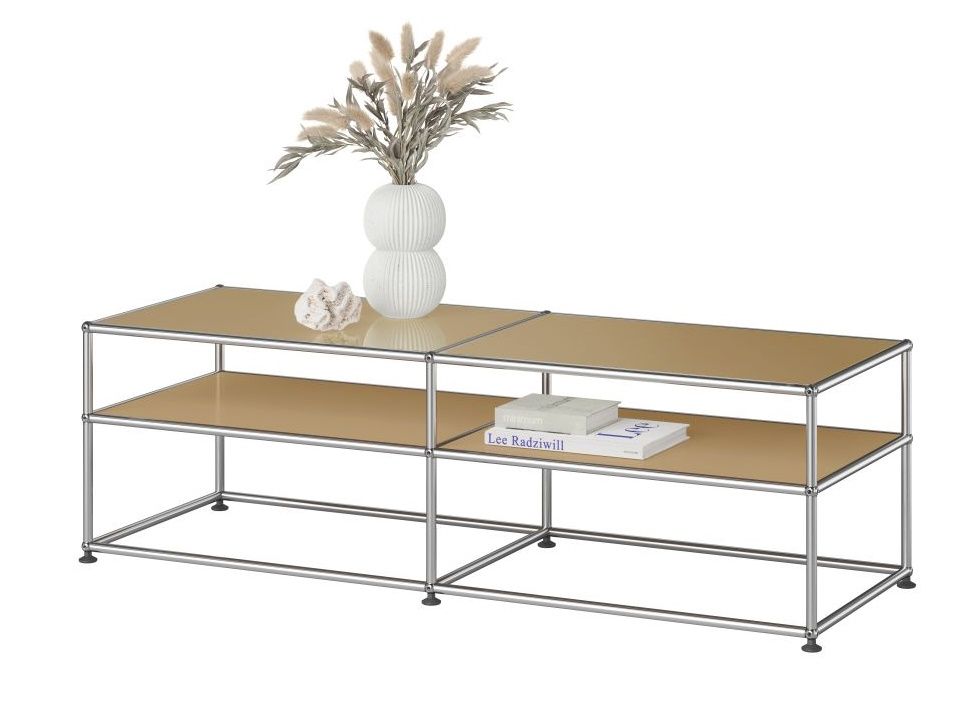 USM Haller Beistelltisch in Goldgelb mit zwei Ebenen und Chromgestell, dekoriert mit Vase und Büchern.