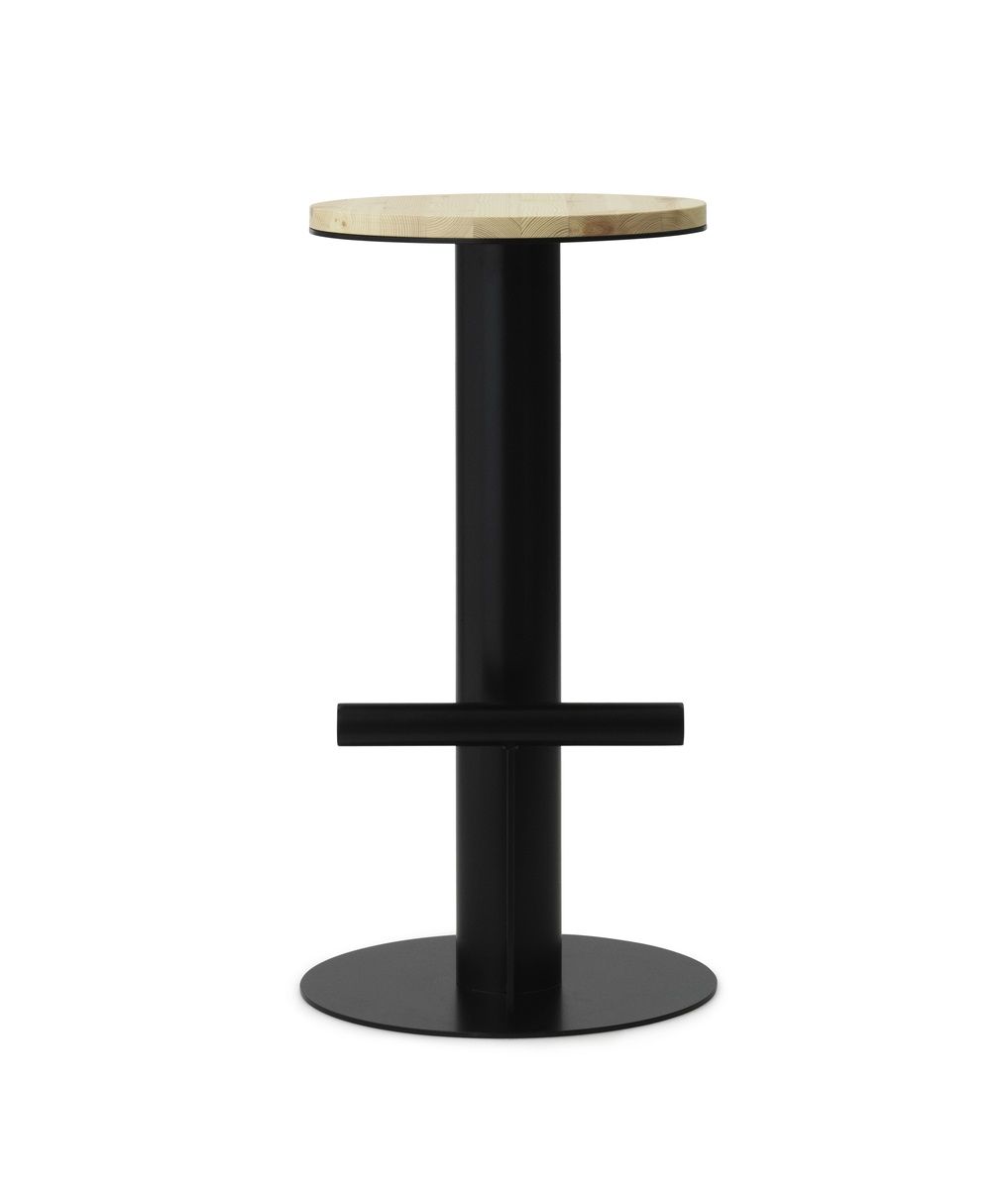Pole Barstuhl von Normann Copenhagen mit schwarzem Gestell und hellem Holz-Sitz.