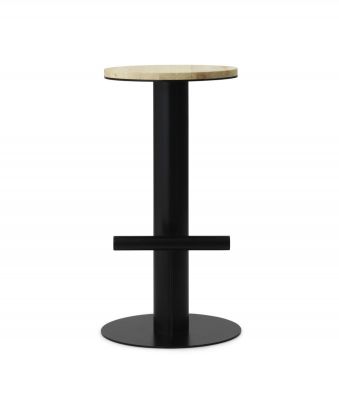 Pole Barstuhl von Normann Copenhagen mit schwarzem Gestell und hellem Holz-Sitz.