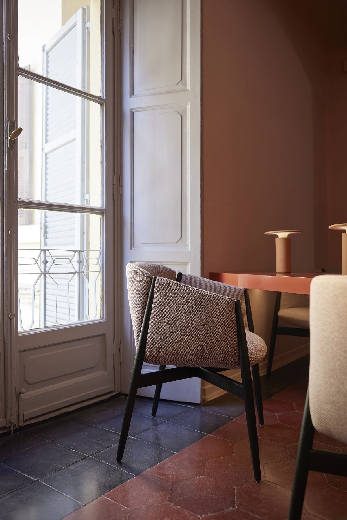 Kagu Stuhl mit Armlehnen Holzgestell Cor