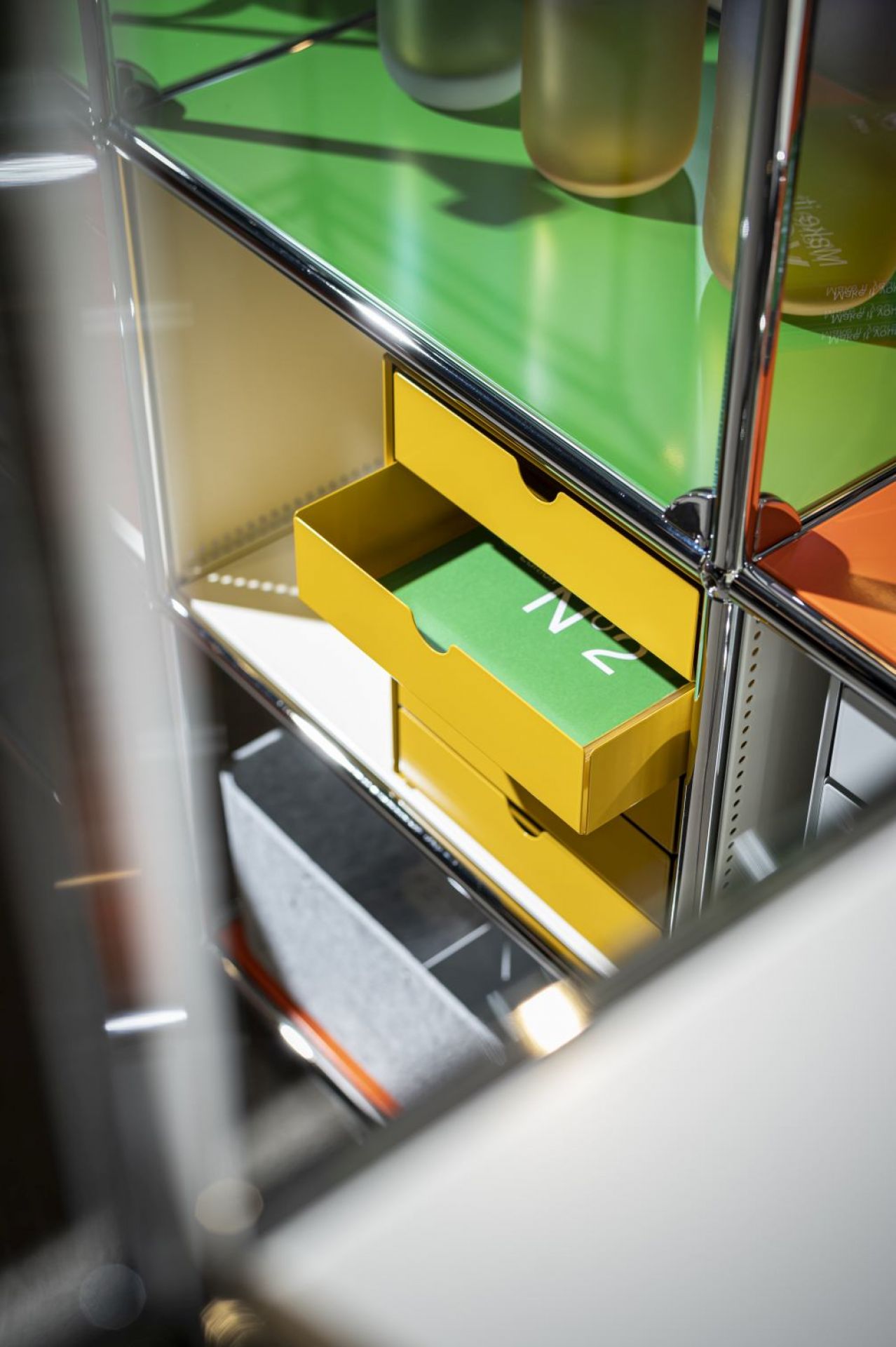 USM Haller Inos Kastenset C4 mit 5 Schalen geschlossen Home Office Olivgrün