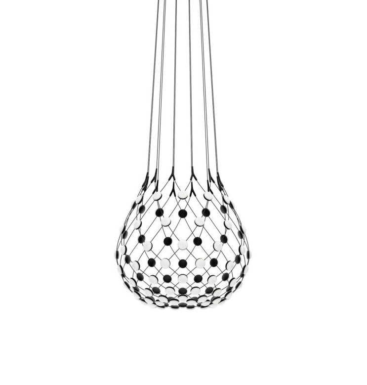 D86 Mesh Deckenleuchte von Luceplan: Hängende Designlampe mit schwarzem Netz und weißen/schwarzen Kugeln.