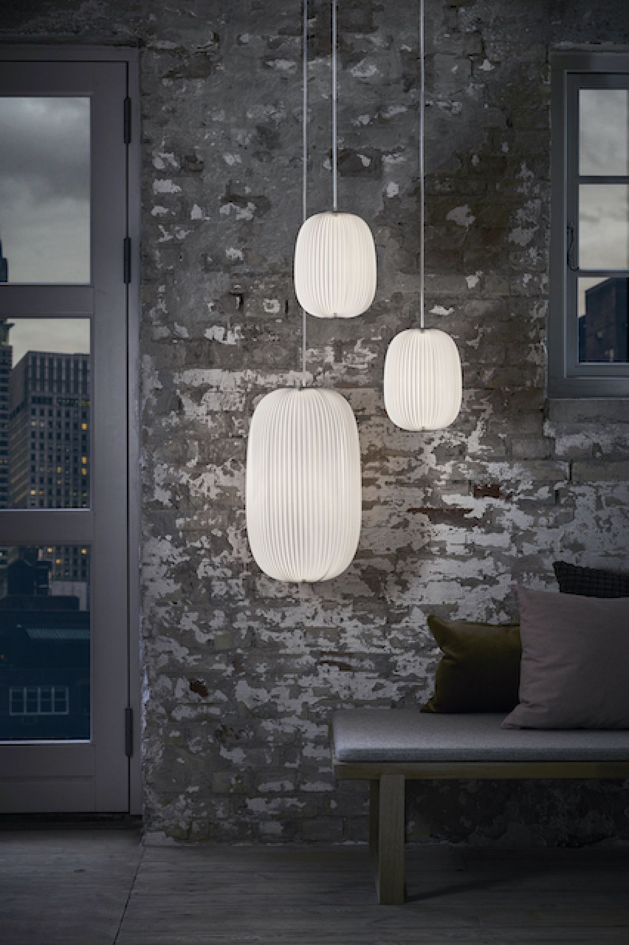 Drei Lamella Pendelleuchten von Le Klint, modernes Design für Wohnzimmer und Esszimmer.