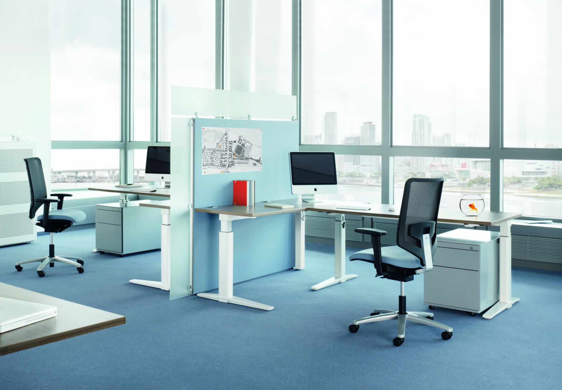 Helles Büro mit höhenverstellbaren Tischen und Bürostühlen, Talo.S Konferenztisch von König+Neurath im modernen Design.