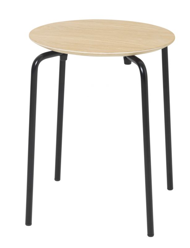 Herman Hocker von Ferm Living mit hellem Holzsitz und schwarzem Metallgestell. Moderner Hocker.