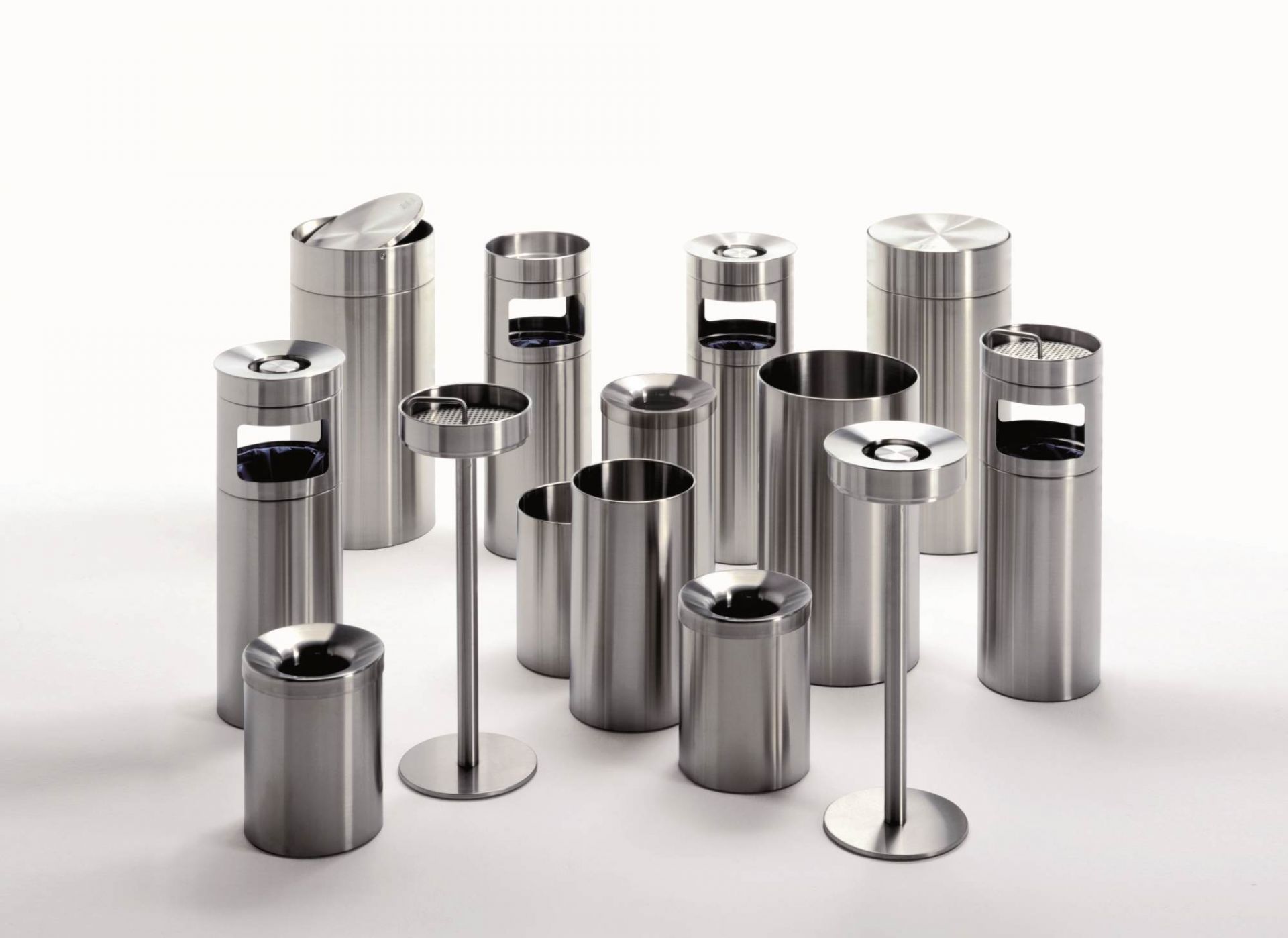 Produktbild: Mehrere silberfarbene Nox Papierkörbe und Schirmständer von Rexite aus Edelstahl.