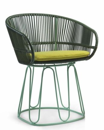 Circo Dining Chair: Olivgrüner Outdoor Stuhl mit pastellgrünem Gestell und gelbem Sitzkissen.