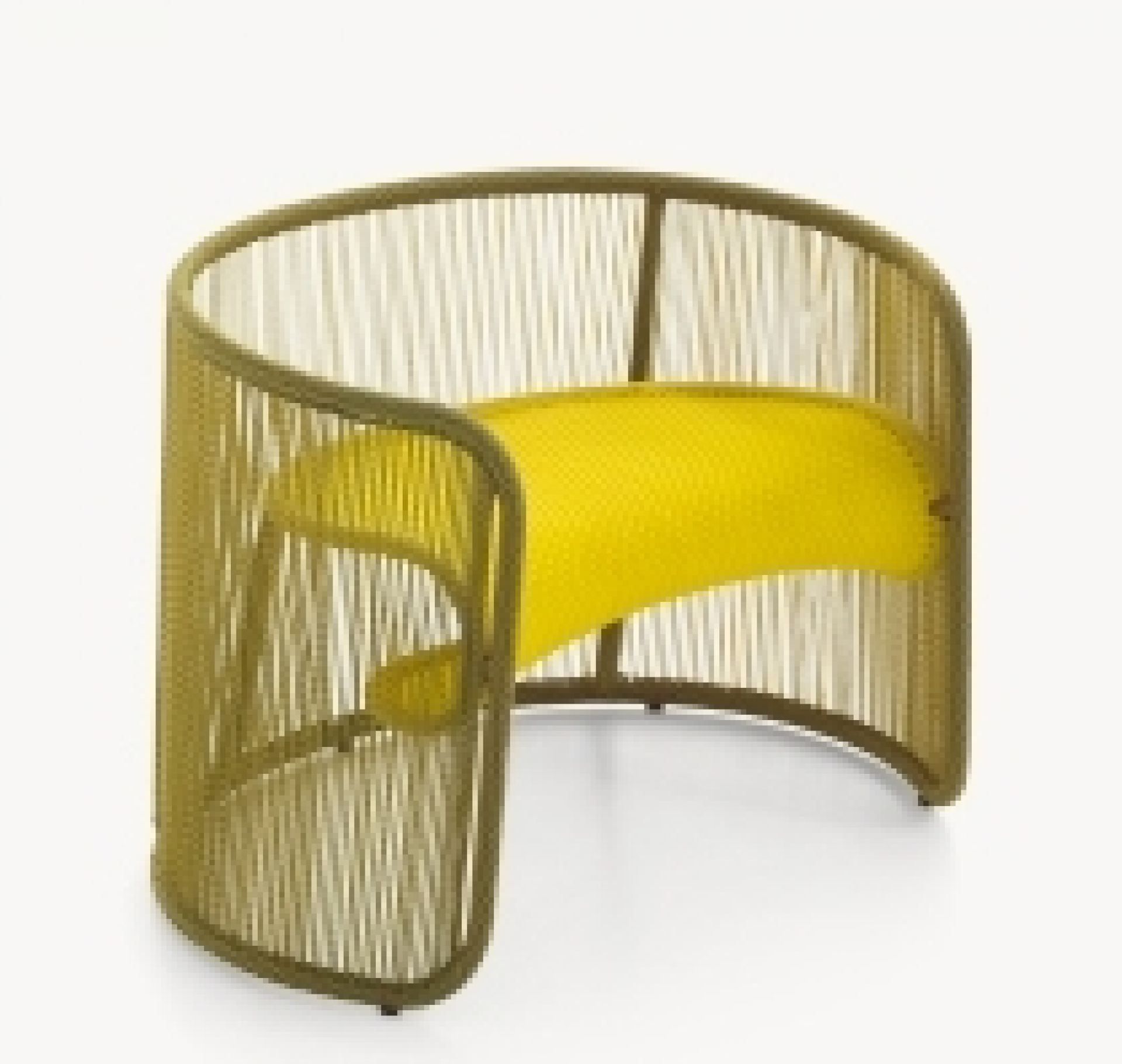 Gelber Design Hocker Husk von Moroso: Moderner Sessel mit geflochtener Struktur für Wohnzimmer und Garten.