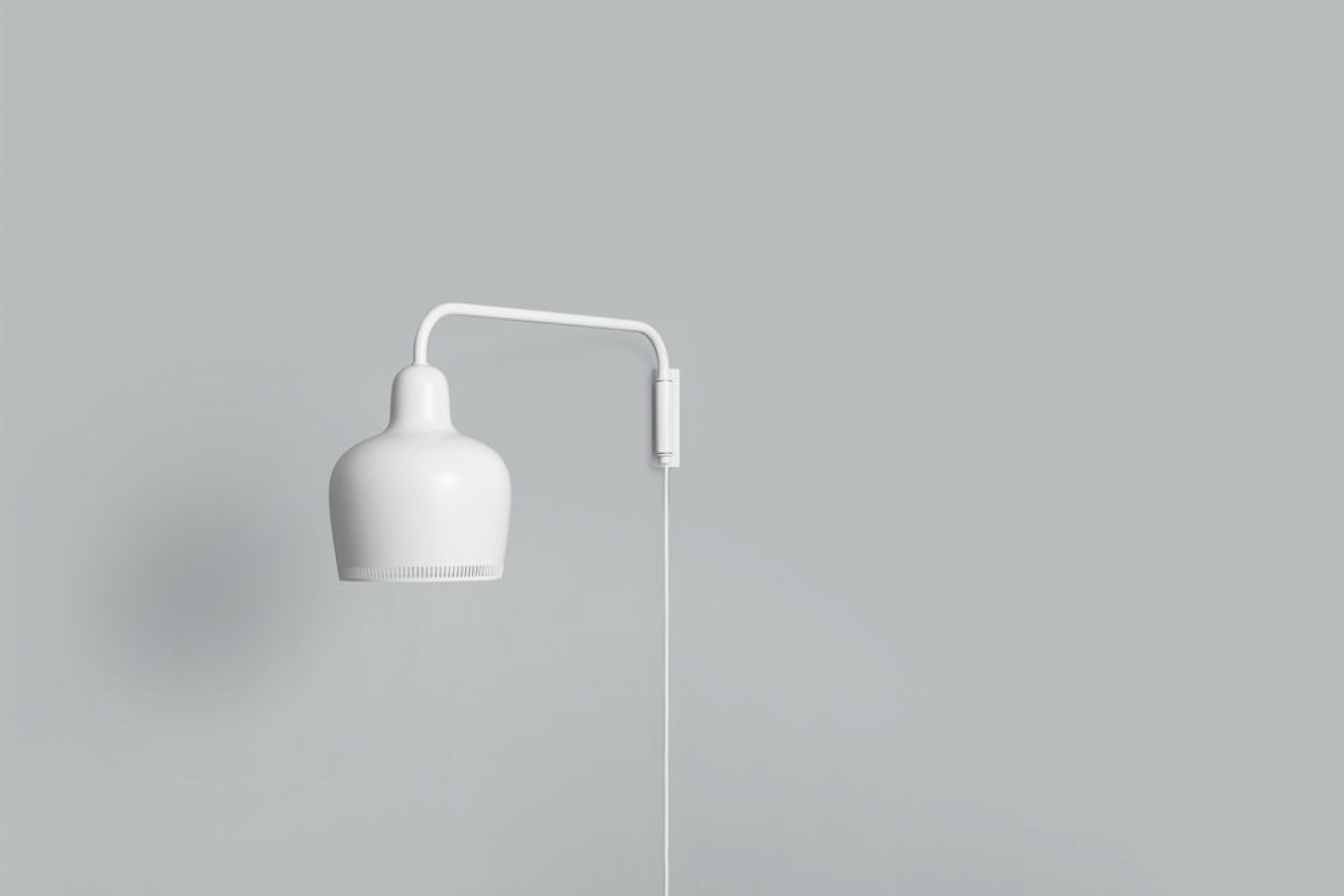 Weiße A330S Golden Bell Wandleuchte von Artek: Moderne Wandlampe für stilvolle Innenbeleuchtung.