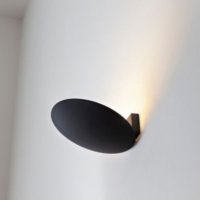 Schwarze Lederam WF Wandleuchte von Catellani & Smith an weißer Wand, modernes Design, indirekte Beleuchtung.