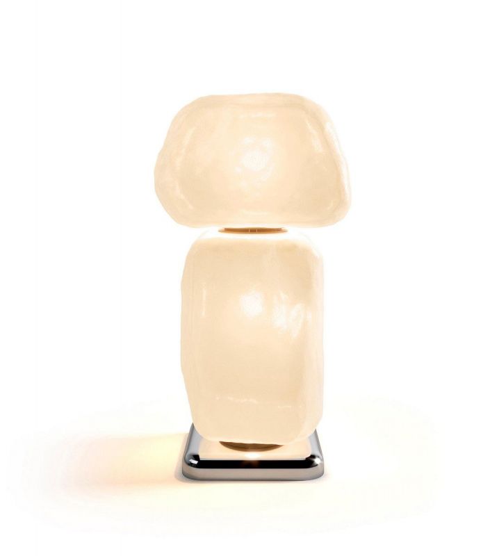 Wax, Stone, Light - Tischleuchte von Cassina mit organisch geformtem Lampenschirm und Chromfuß.