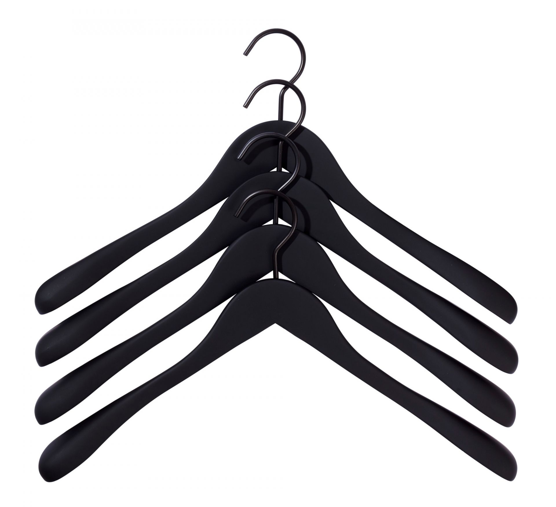 Schwarze Hay Kleiderbügel (Soft Coat Hanger Wide) im 4er-Set, breite Form für schonendes Aufhängen.