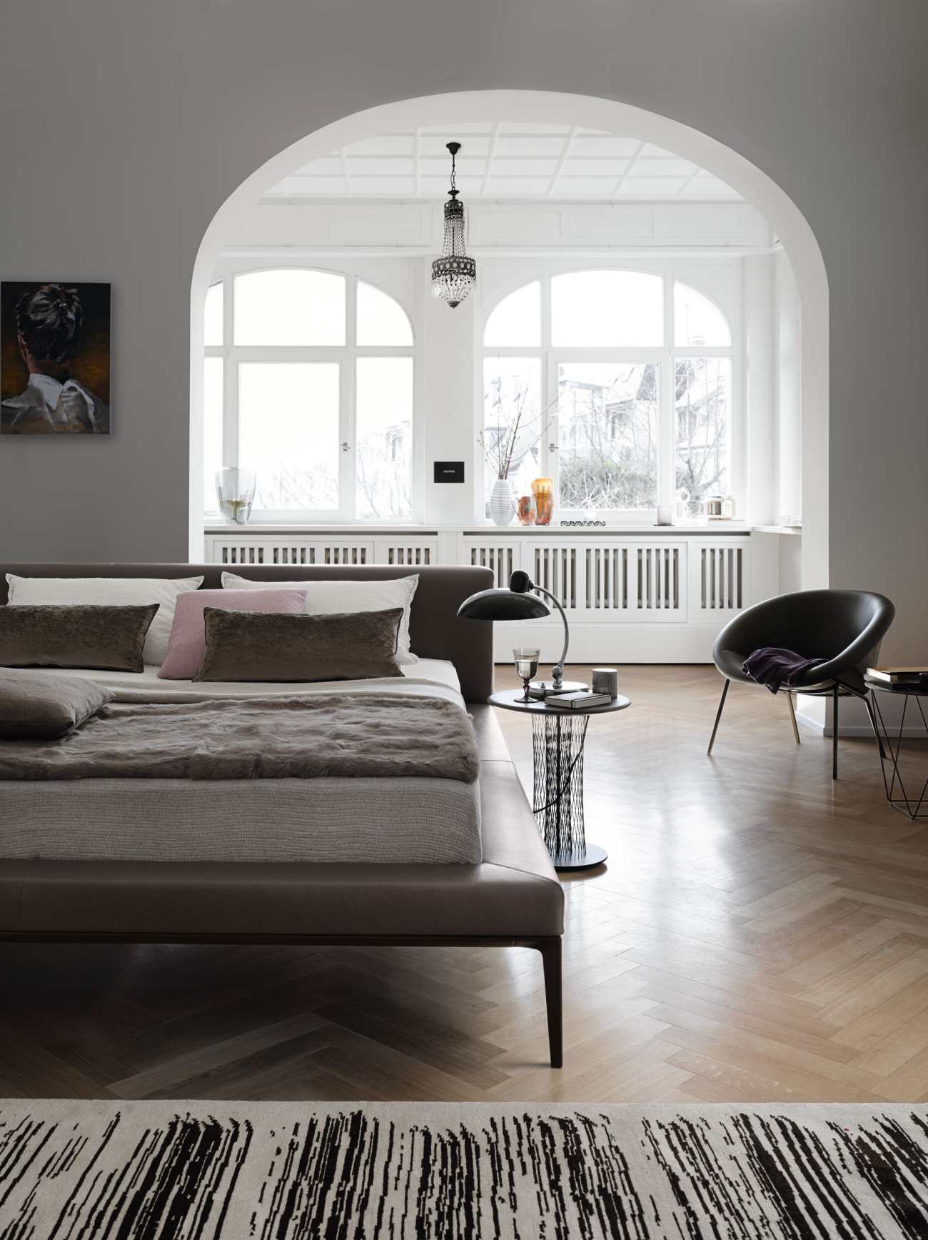 Schlafzimmer Interieur mit Jaan Bett von Walter Knoll, Lederbett und stilvoller Einrichtung.