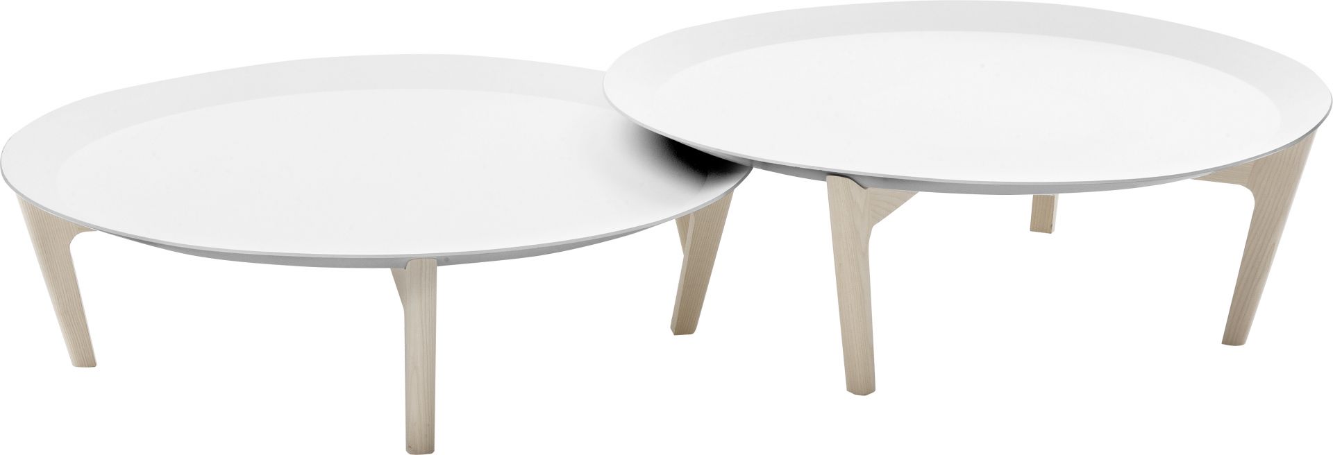 Zwei weiße Tray Beistelltische von Softline mit Holzbeinen, modern und minimalistisch.