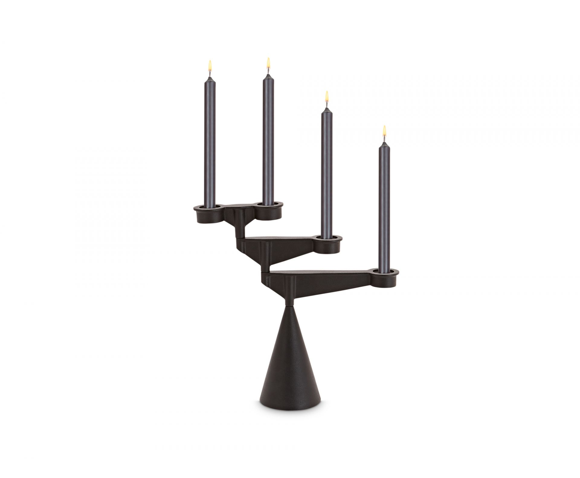 Schwarzer Spin Candelabra Kerzenständer von Tom Dixon mit vier brennenden Kerzen auf weißem Hintergrund.