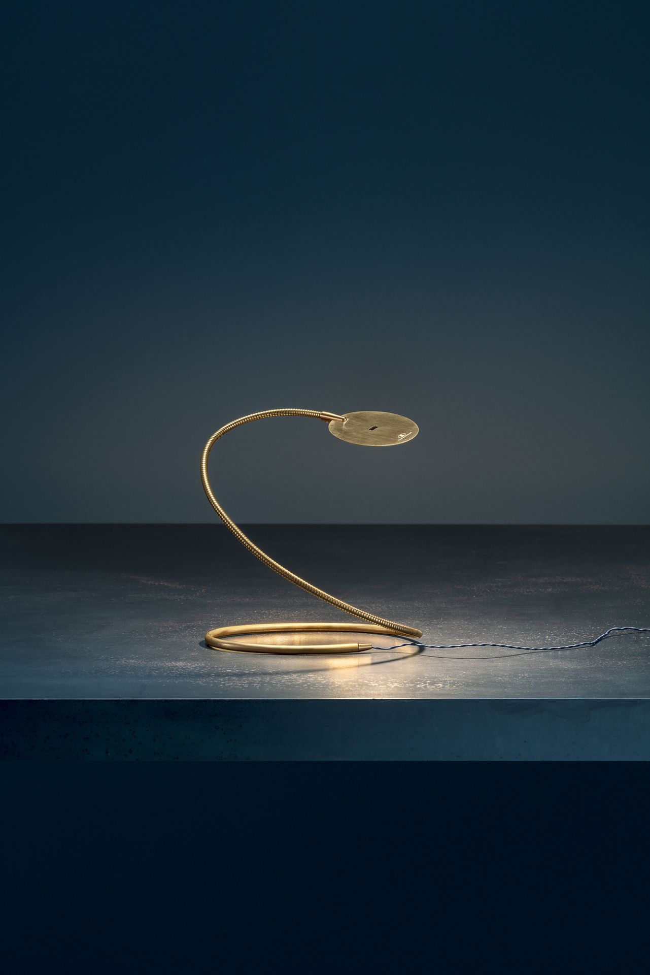 Goldene Herem Tischleuchte von Catellani & Smith mit flexiblem Arm und runder Lichtquelle.