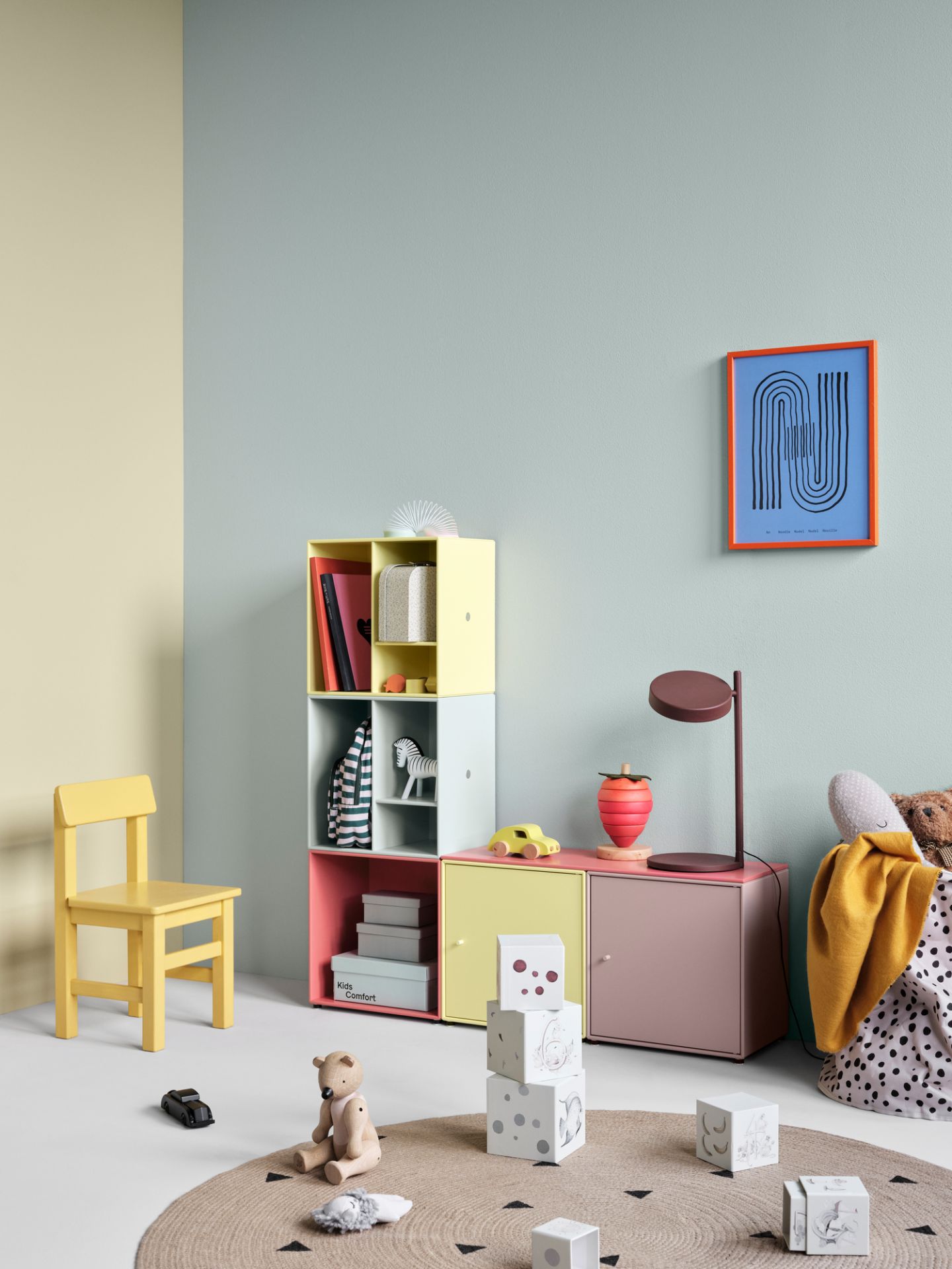 Farbenfrohe Mini Montana Module im Kinderzimmer, flexible Aufbewahrungslösung für Spielzeug und Bücher. Kinderzimmer Möbel.