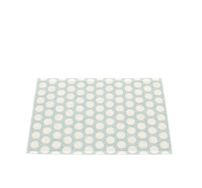 Noa Kunststoffteppich von Pappelina, 70x50 cm, hellblau mit weißen Punkten, Einzelstück.