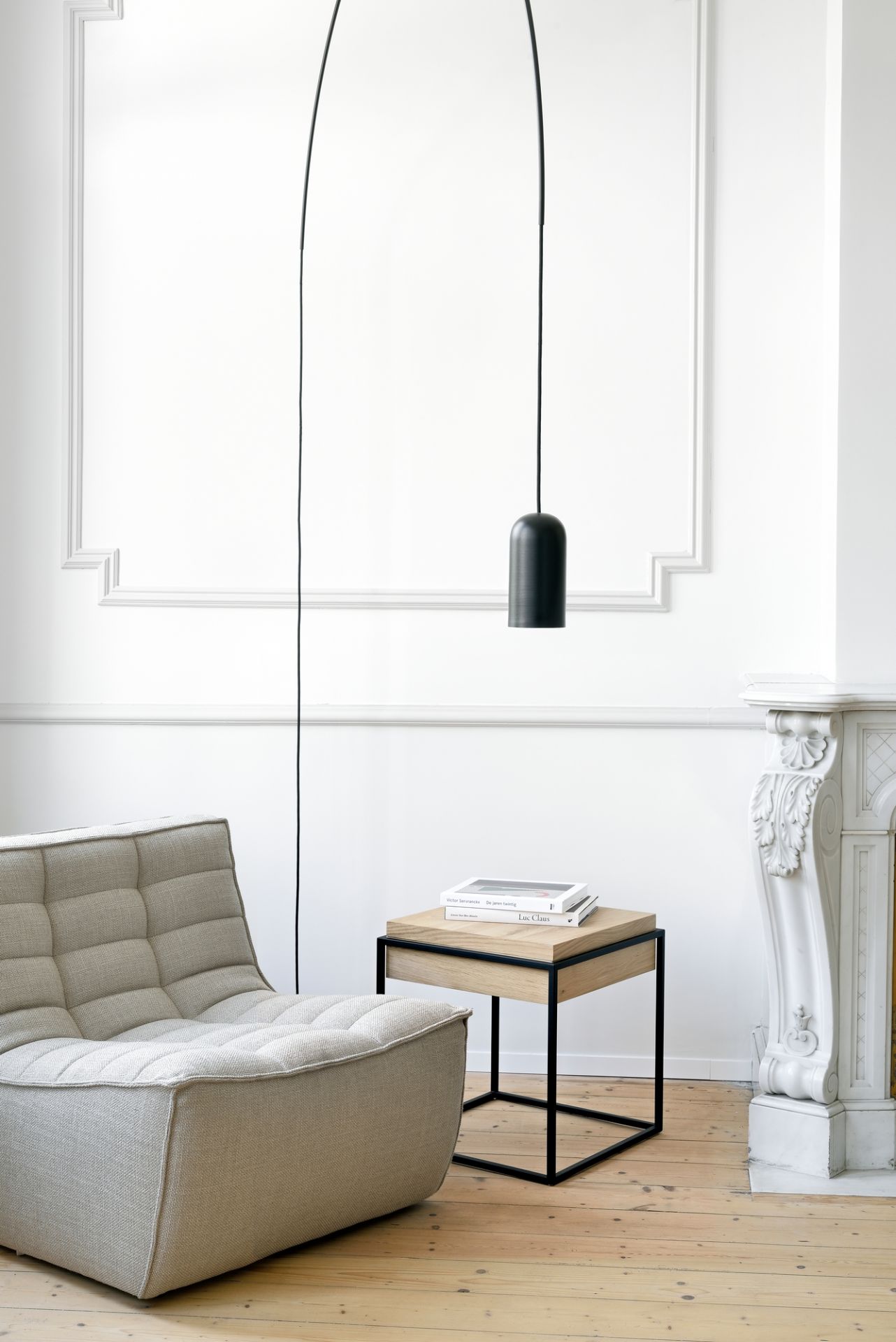 Beiger Sessel im Wohnzimmer: Gepolsterter N701 Sessel von Ethnicraft, modernes Möbeldesign für stilvolles Wohnen.