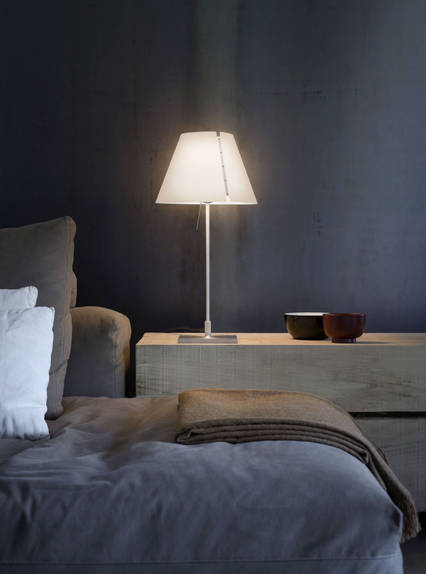 D13 Costanzina LED Tischleuchte von Luceplan mit Aluminiumgestell und weißem Lampenschirm.