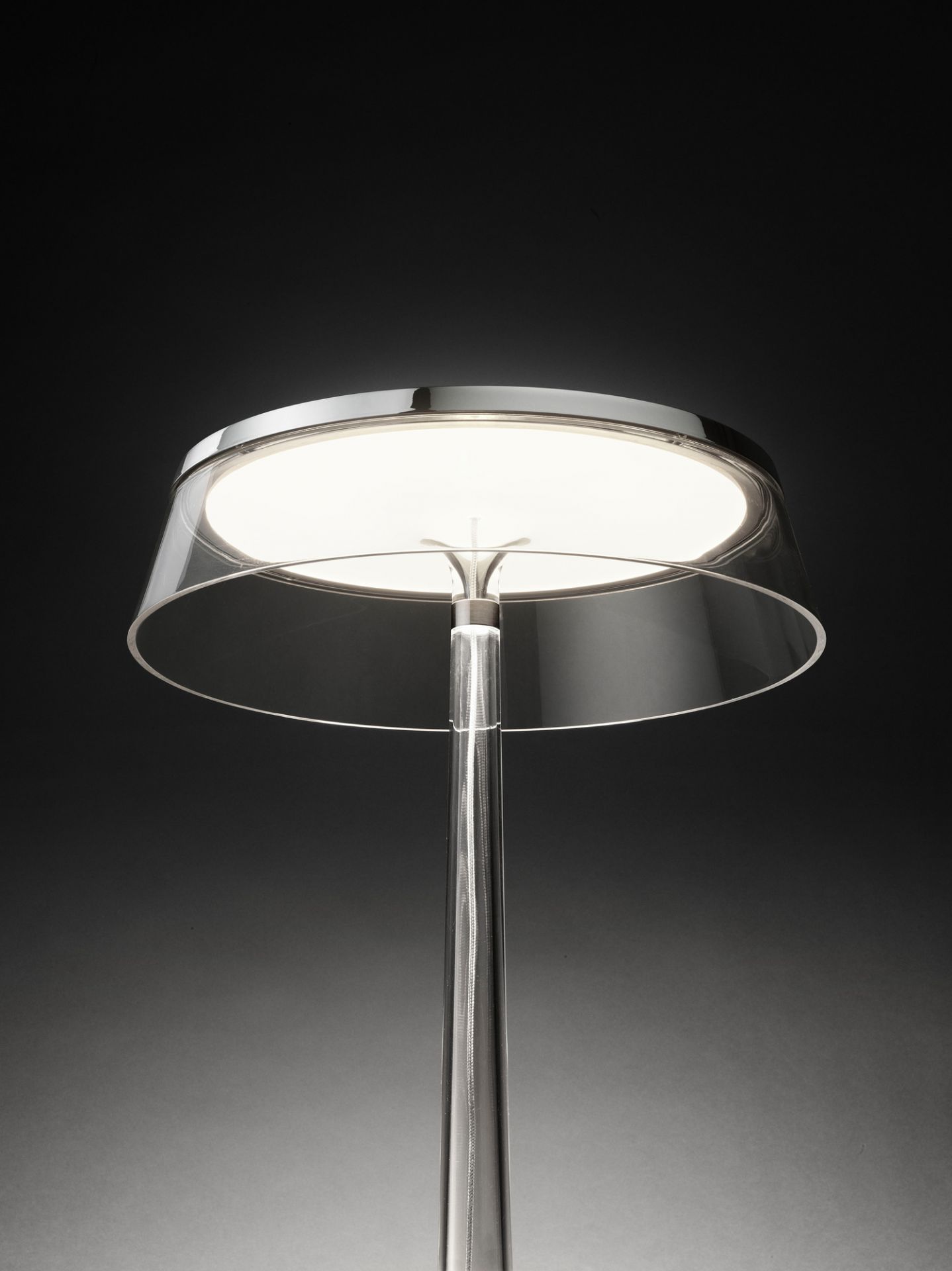 Nahaufnahme der modernen Bon Jour Tischleuchte von Flos mit transparentem Lampenschirm.